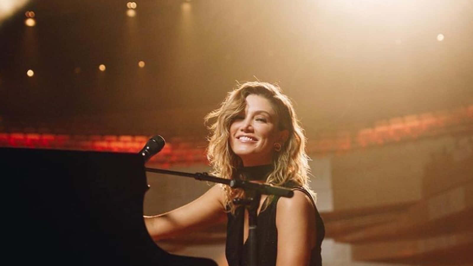 Delta Goodrem, piano, warm stage lights, HD Desktop Wallpaper