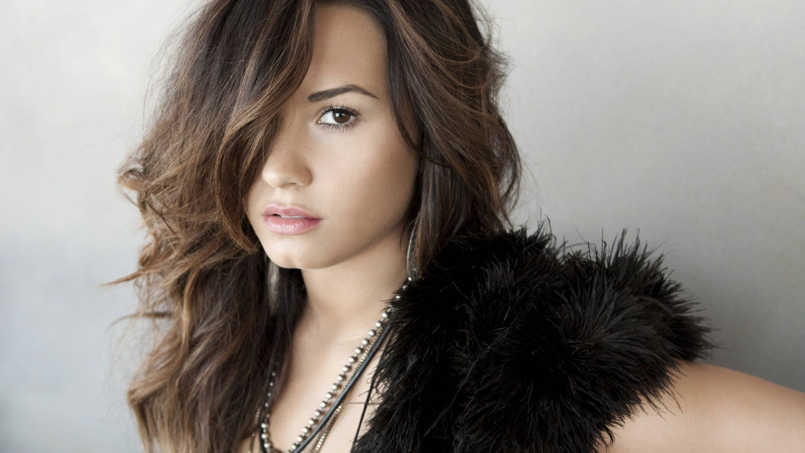 Demi Lovato, furry dress, wavy brown hair, 2K Desktop Wallpaper