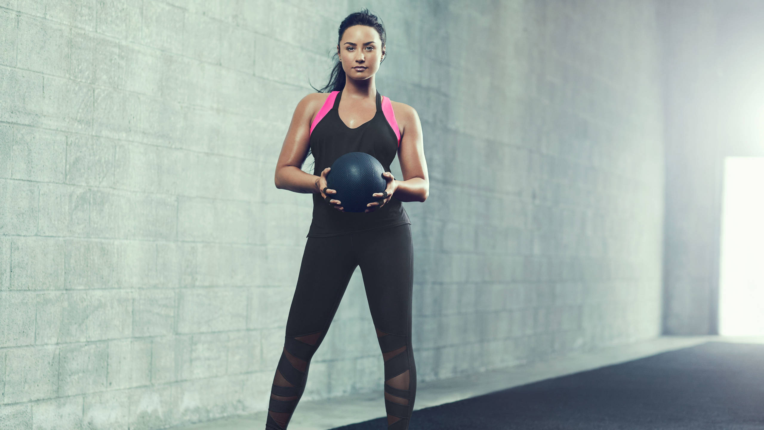 Demi Lovato, medicine ball, athletic wear, 2K Desktop Wallpaper