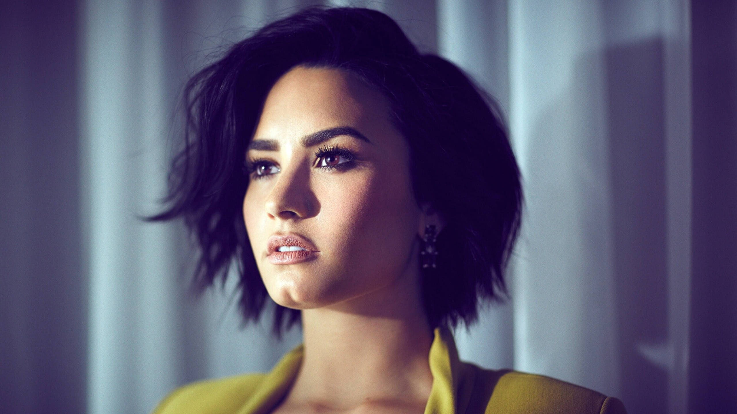 Demi Lovato, dark hair, yellow top, 2K Desktop Wallpaper