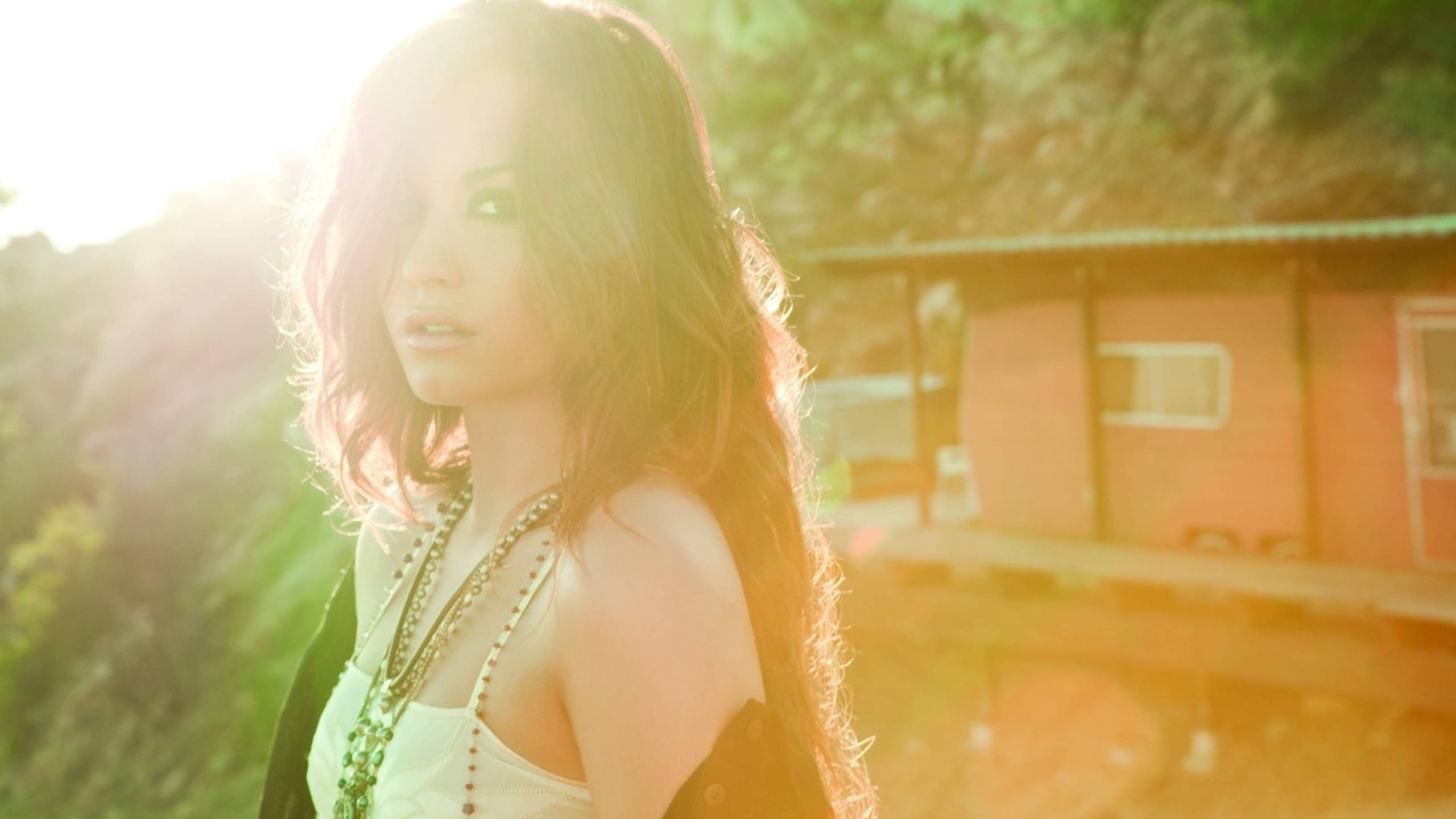 Demi Lovato, golden sunlight, red cabin, 2K Desktop Wallpaper