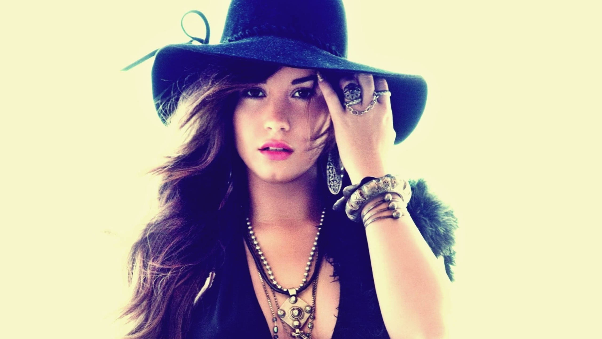 Demi Lovato, black hat, long brown hair, 2K Desktop Wallpaper