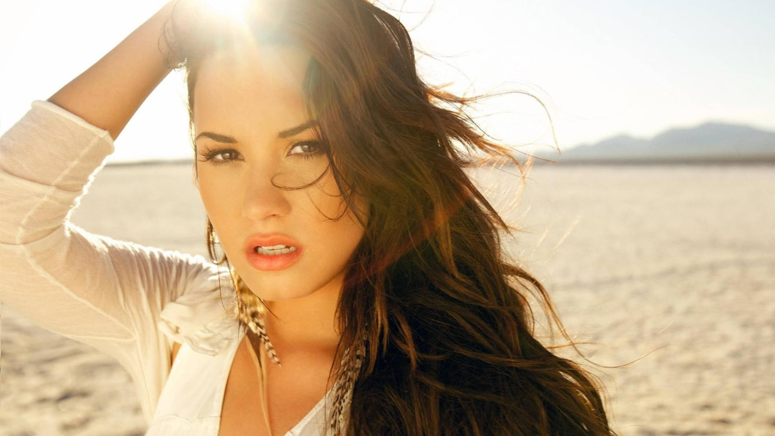 Demi Lovato, desert, sunlit, 2K Desktop Wallpaper