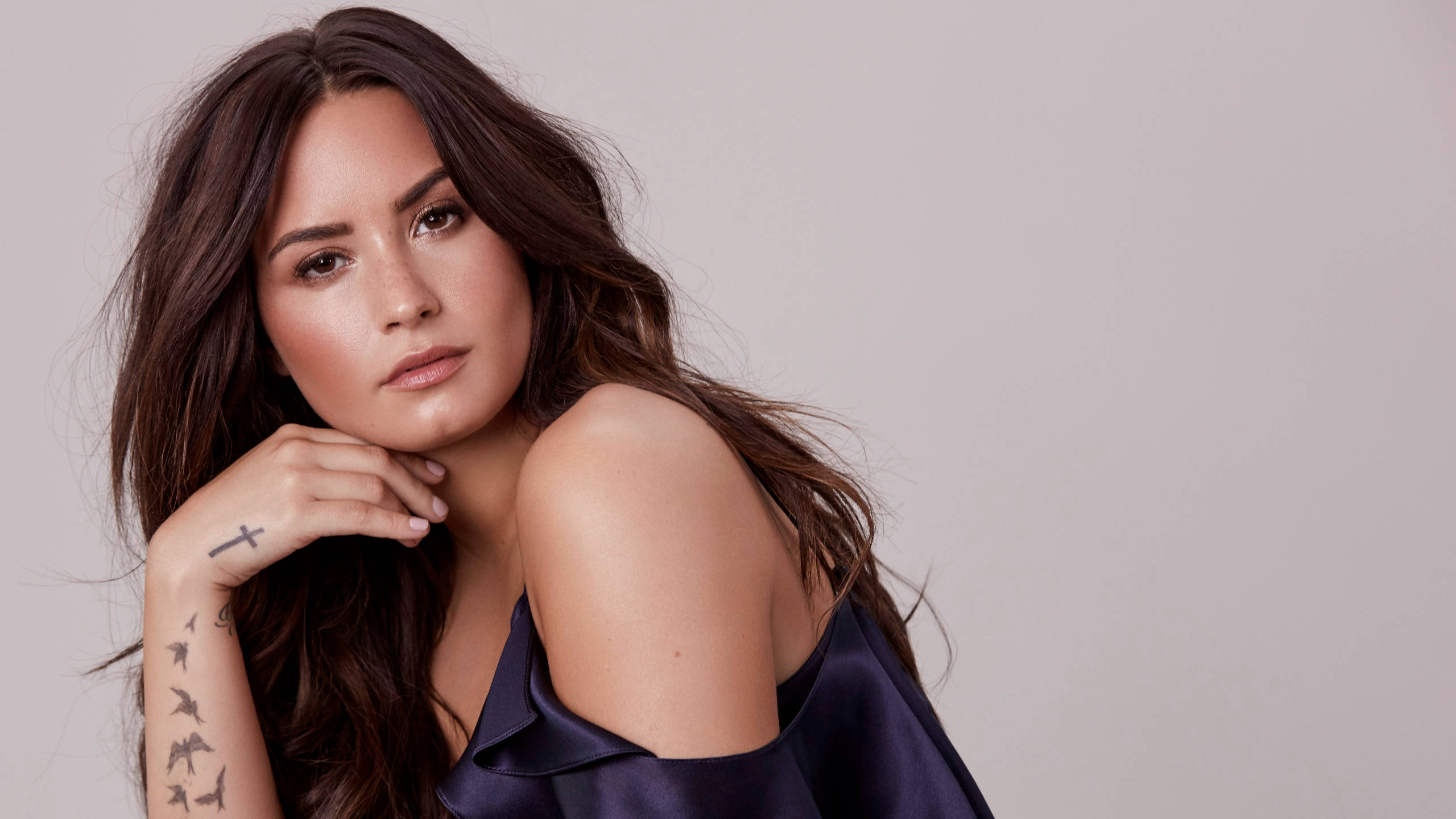 Demi Lovato, long dark hair, bird tattoos, 2K Desktop Wallpaper