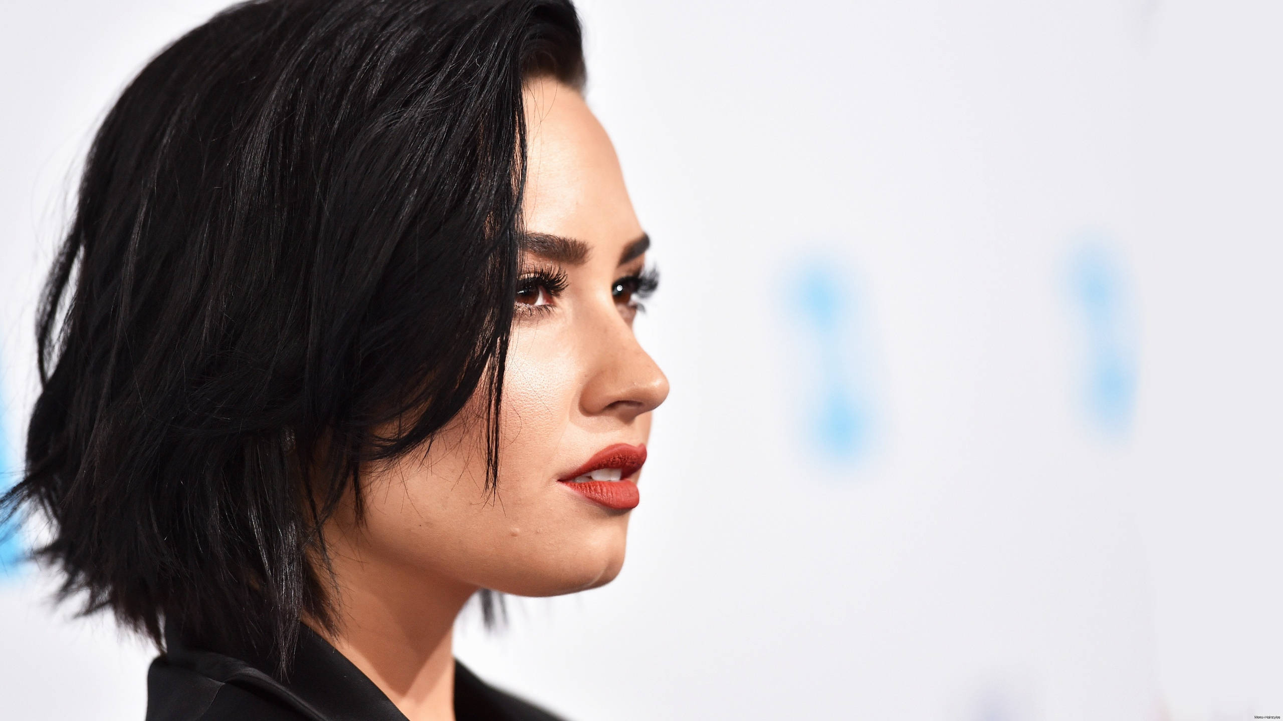 Demi Lovato, short black hair, bold red lips, 2K Desktop Wallpaper
