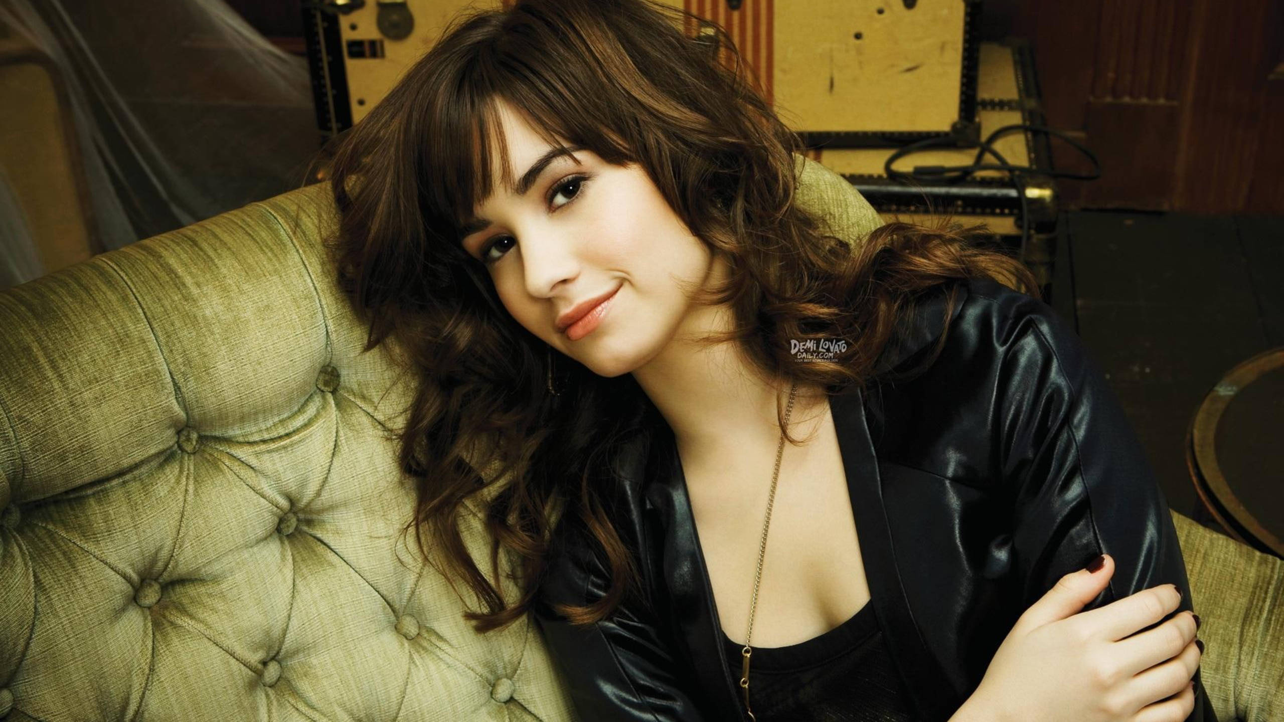 Demi Lovato, leather jacket, wavy brown hair, 2K Desktop Wallpaper