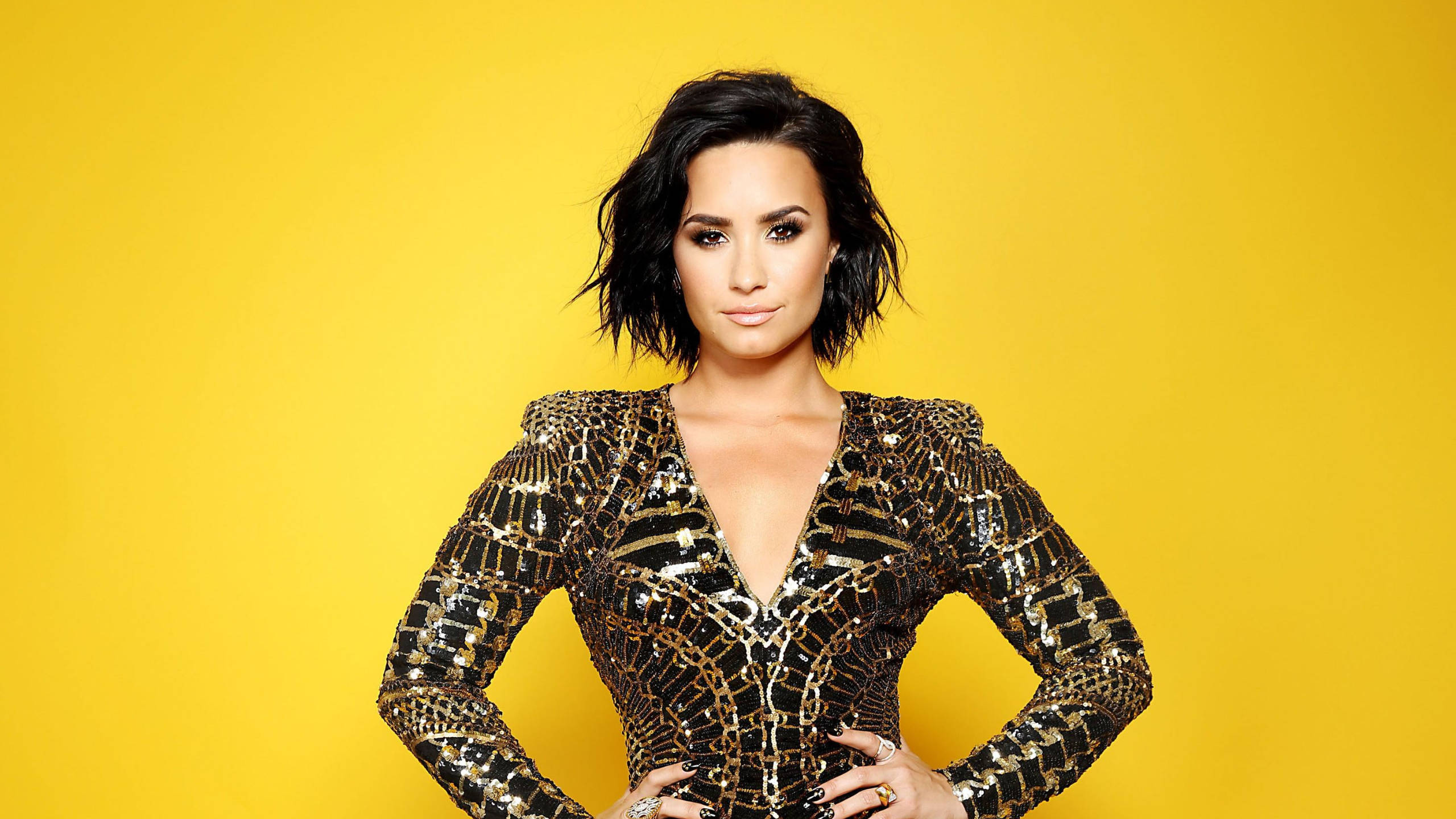 Demi Lovato, black and gold outfit, shimmering gold and black patterned dress, 2K Desktop Wallpaper