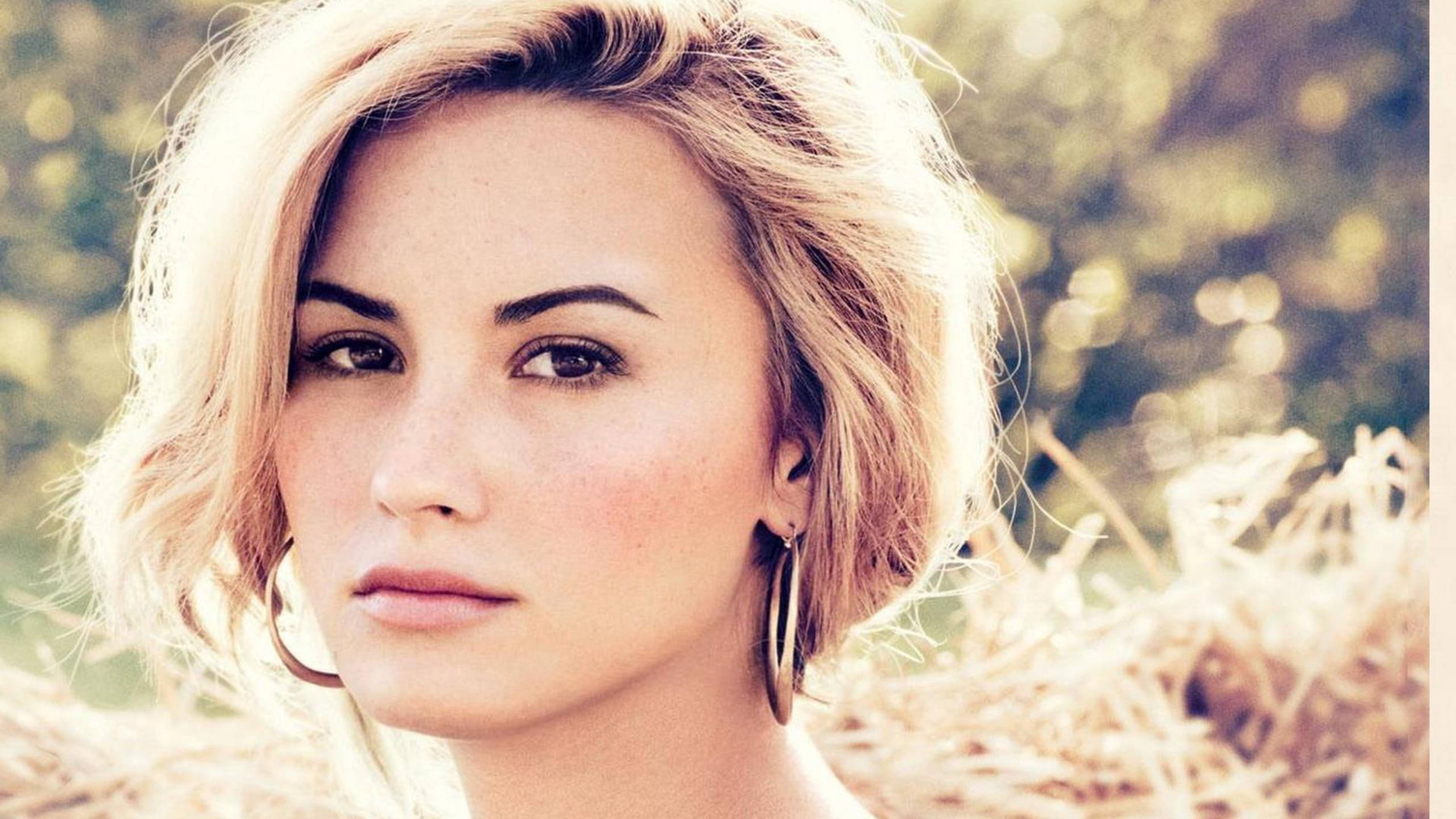 Demi Lovato, blonde wavy hair, hoop earrings, 2K Desktop Wallpaper