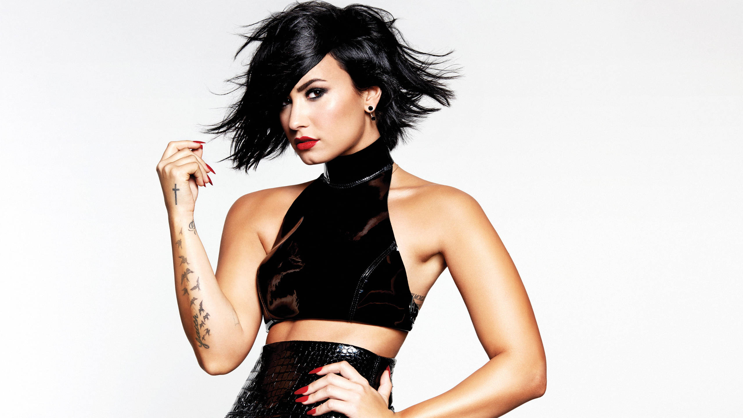 Demi Lovato, black outfit, short black hair, 2K Desktop Wallpaper