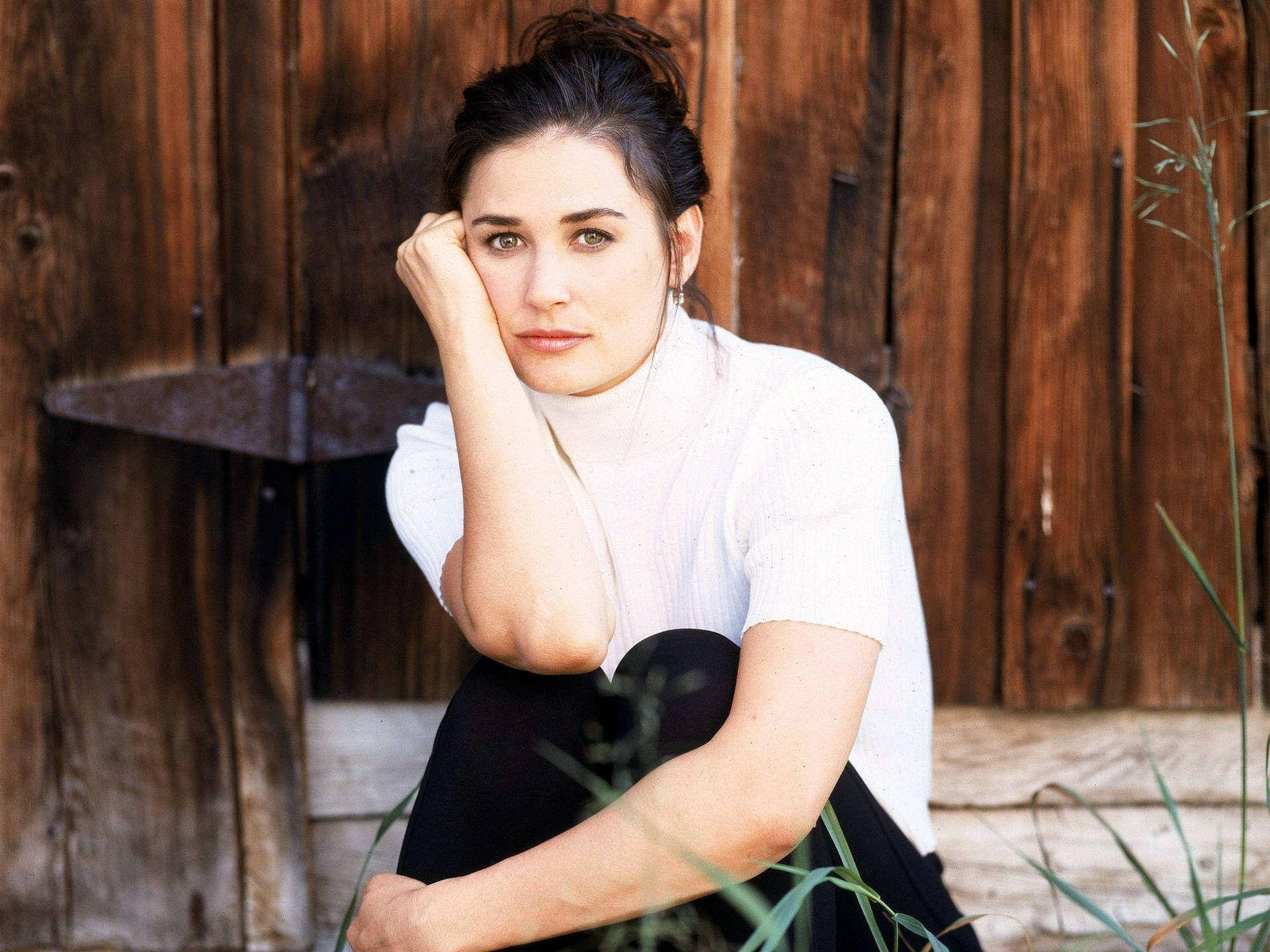 Demi Moore, white turtleneck, black pants, Full HD Desktop Wallpaper