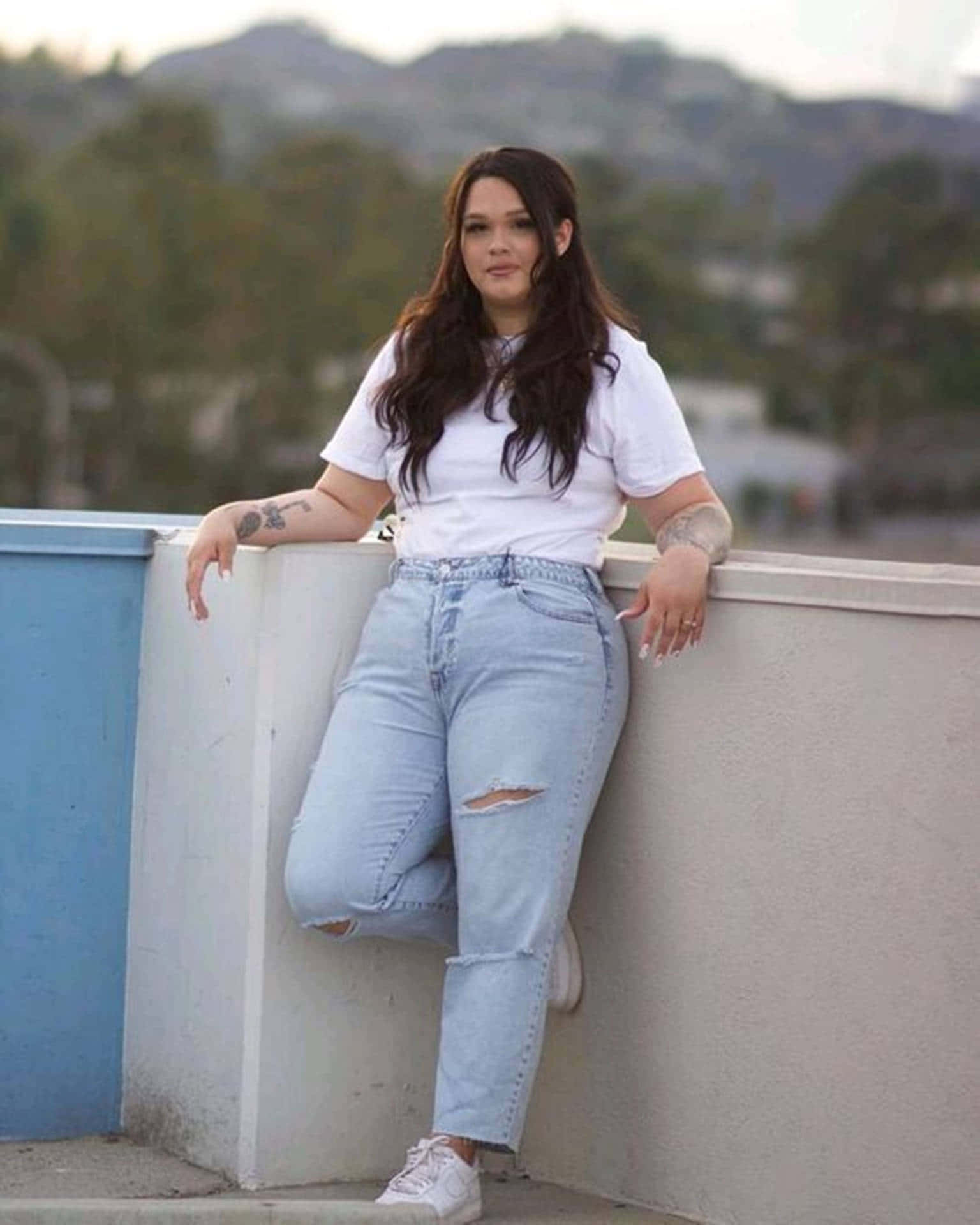 Teen Girl Model, rooftop, ripped jeans, Full HD Phone Wallpaper