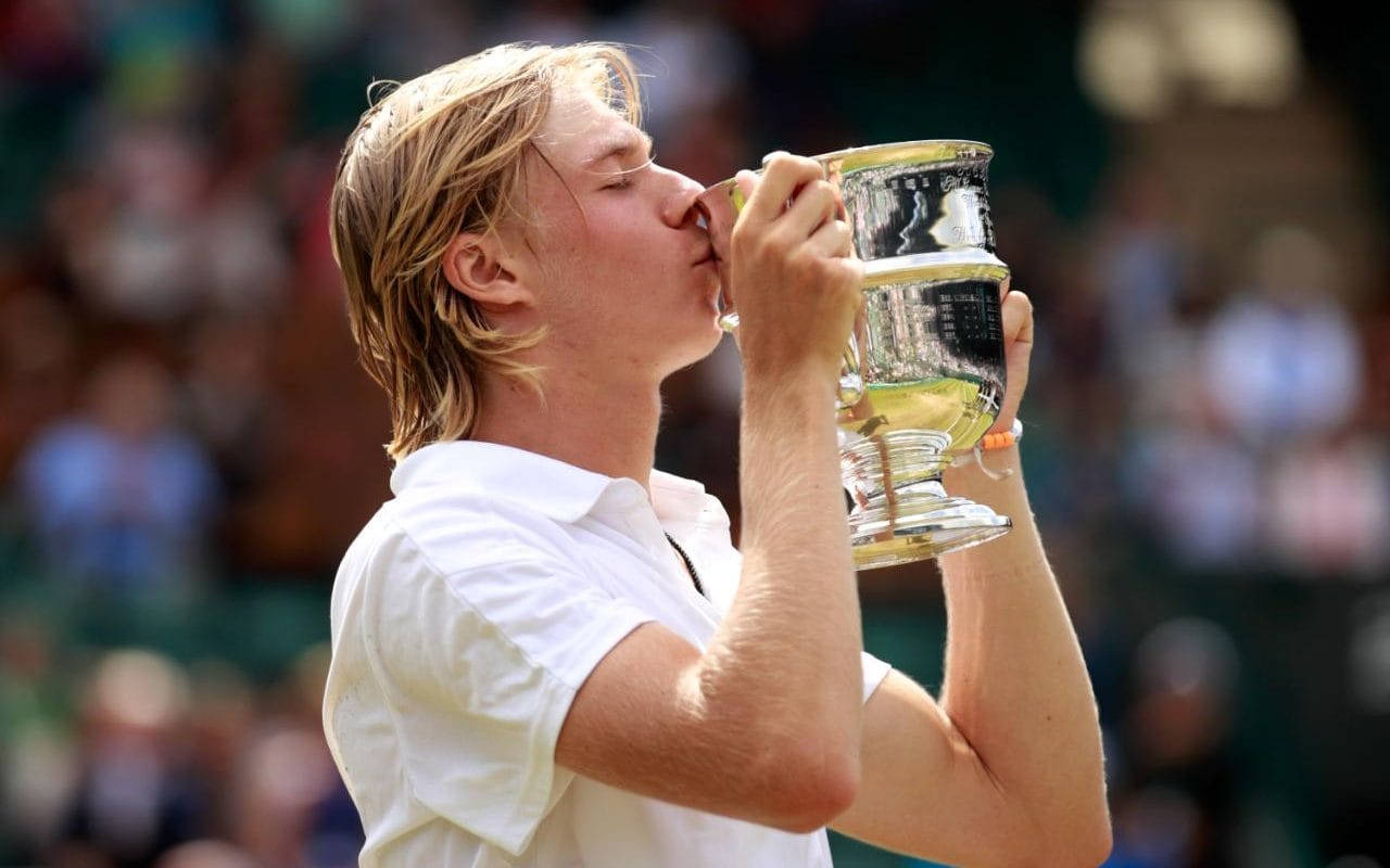 Denis Shapovalov, gleaming silver trophy, sunlit stadium, HD Desktop Wallpaper