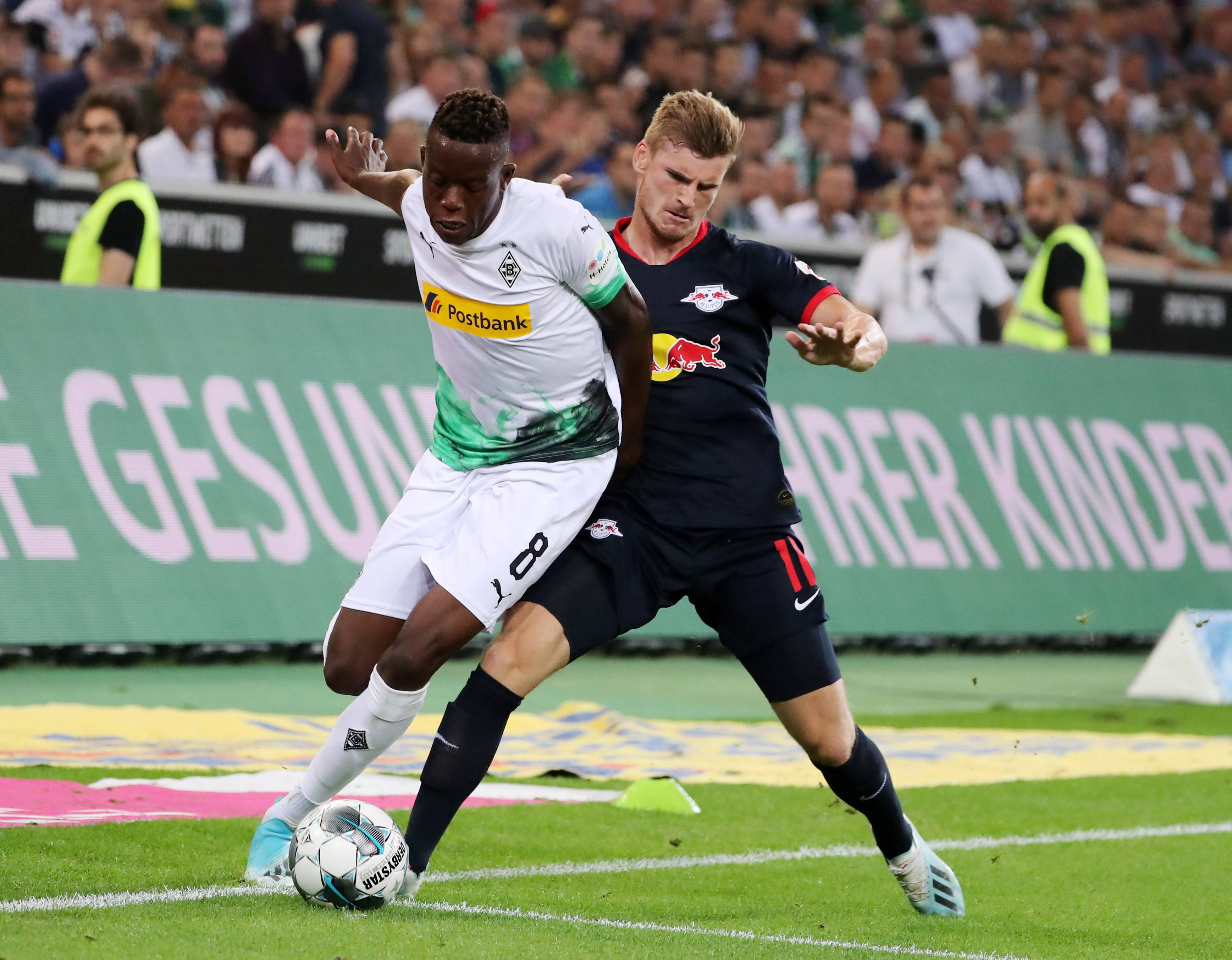 Denis Zakaria, vibrant green pitch, stadium lights, 2K Desktop Wallpaper