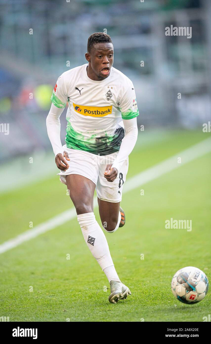 Denis Zakaria, white and green kit, vibrant green pitch, HD Phone Wallpaper
