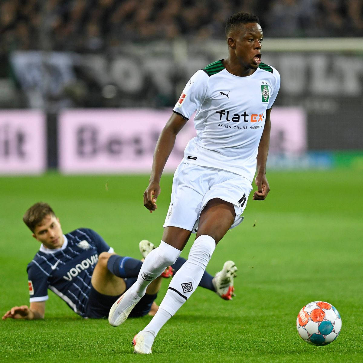 Denis Zakaria, white jersey, vibrant green pitch, SD Desktop Wallpaper