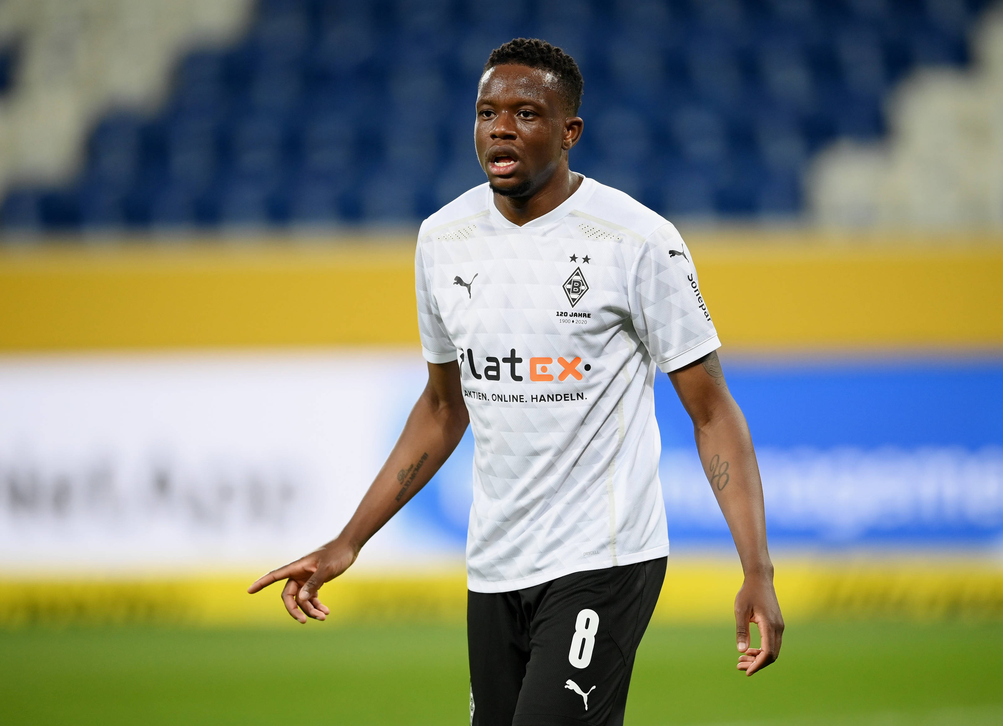 Denis Zakaria, white jersey, number 8, 2K Desktop Wallpaper