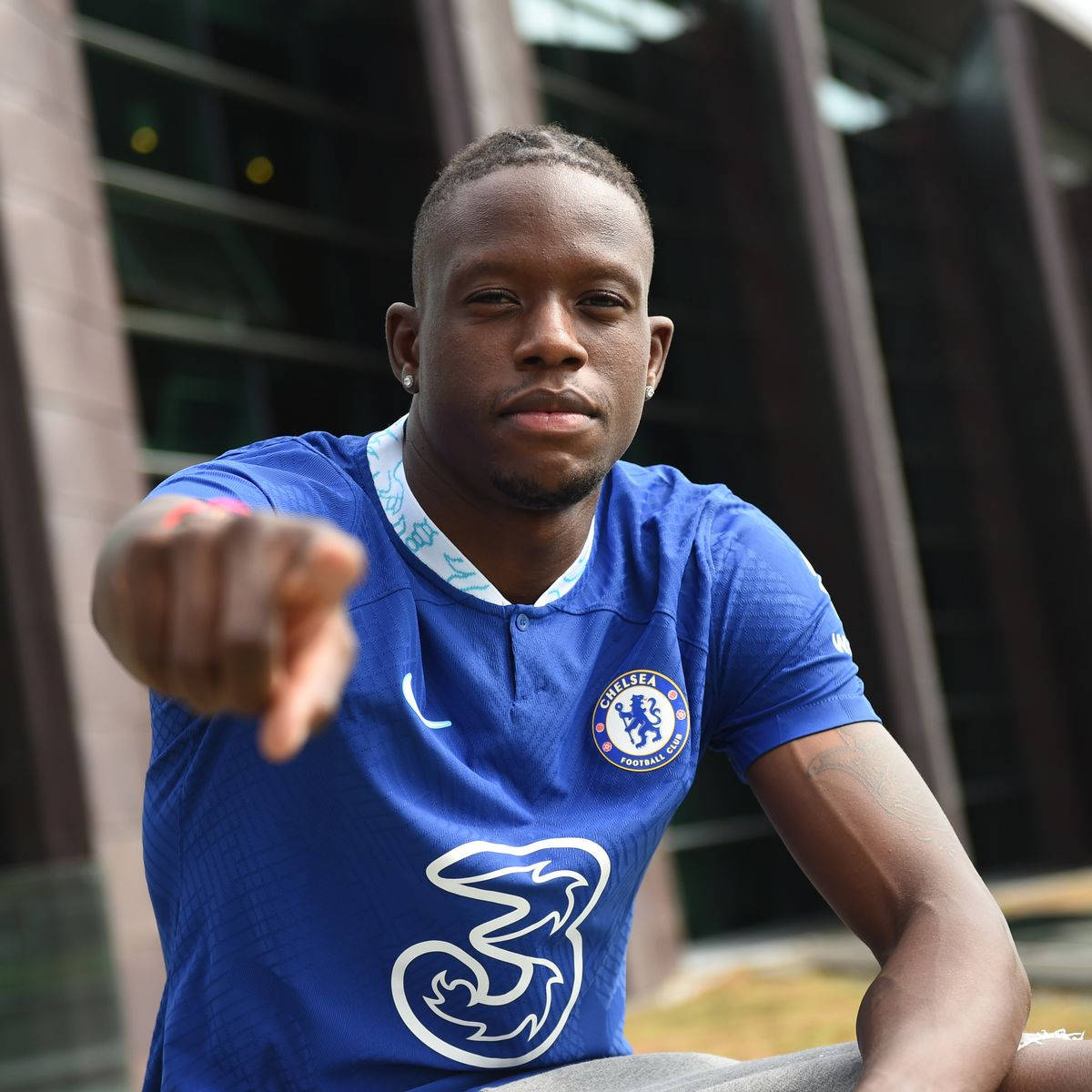 Denis Zakaria, blue Chelsea jersey, modern building backdrop, SD Desktop Wallpaper