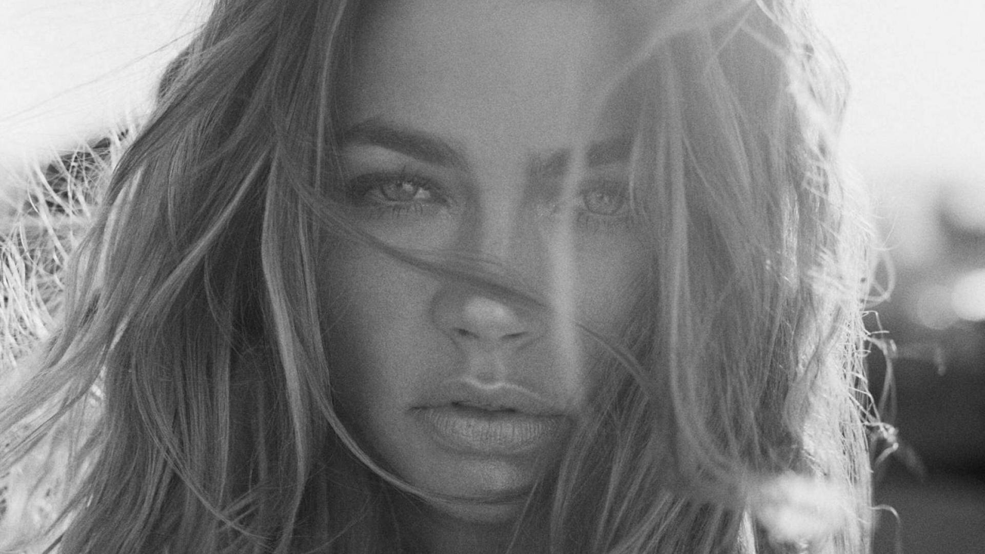 Denise Richards, black and white headshot, wind-blown hair, Full HD Desktop Wallpaper