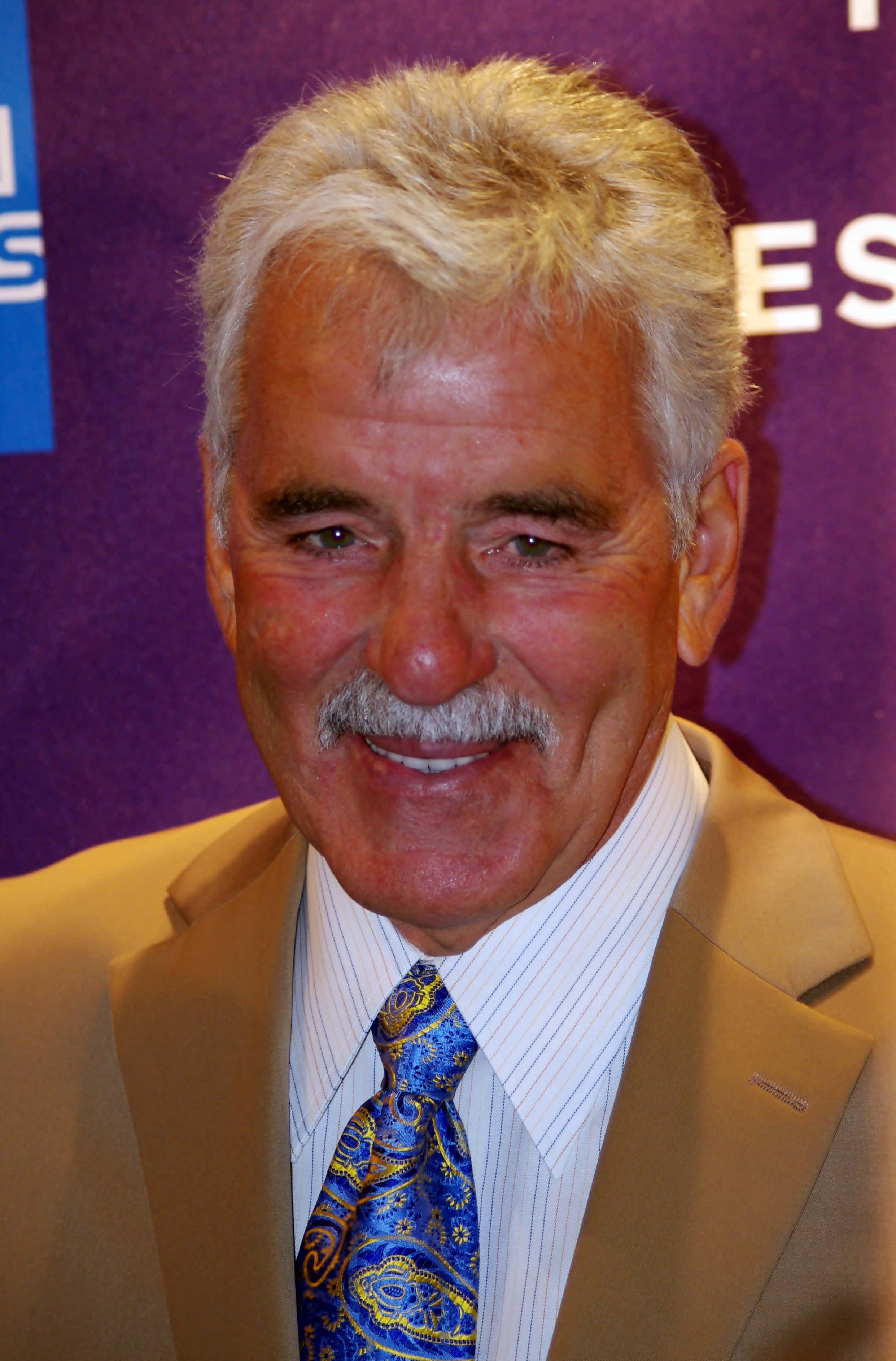 Dennis Farina, tan suit, blue paisley tie, 2K Phone Wallpaper
