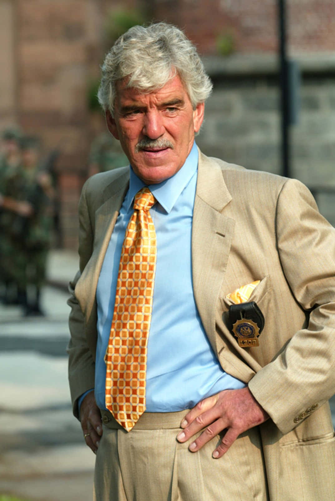 Dennis Farina, tan suit, patterned tie, HD Phone Wallpaper