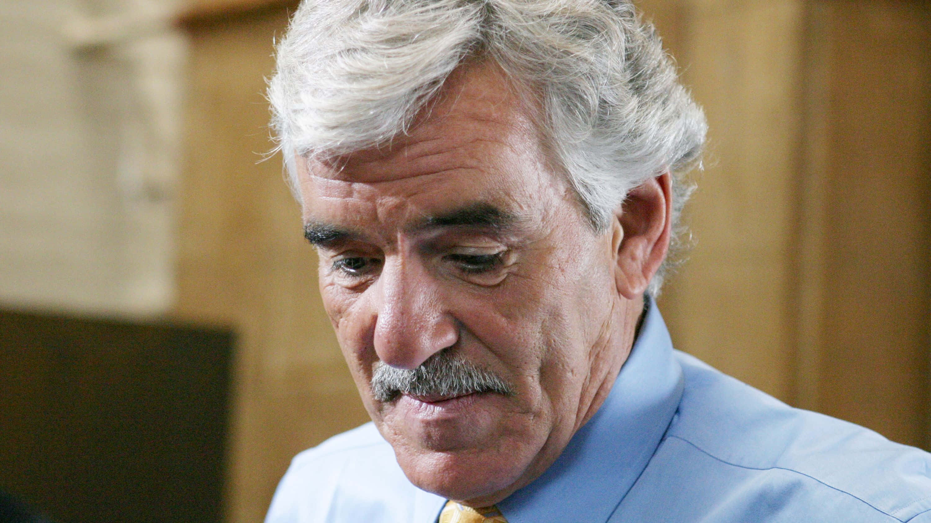 Dennis Farina, gray-haired man, mustache, 2K Desktop Wallpaper