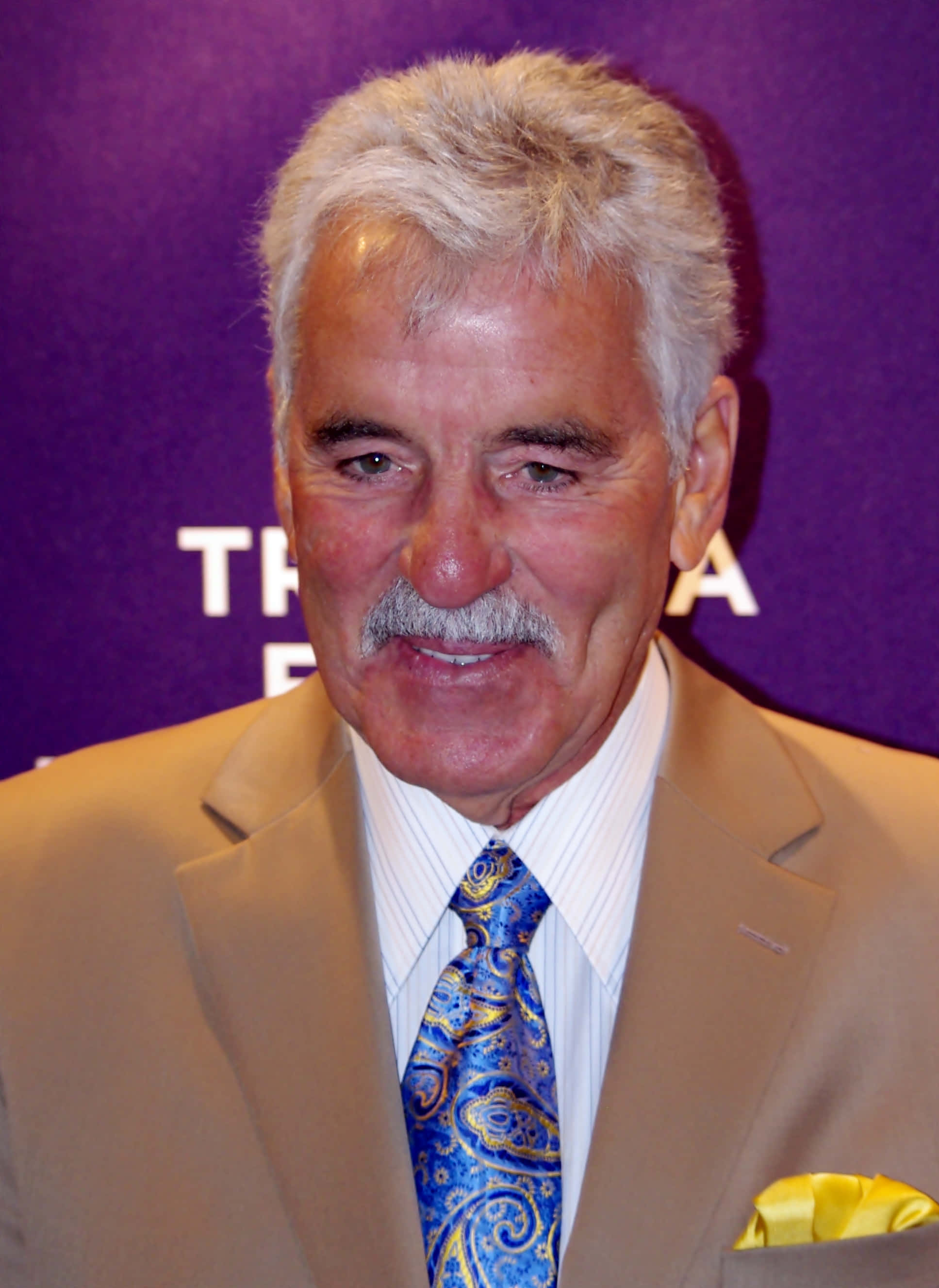 Dennis Farina, tan suit, blue paisley tie, 2K Phone Wallpaper