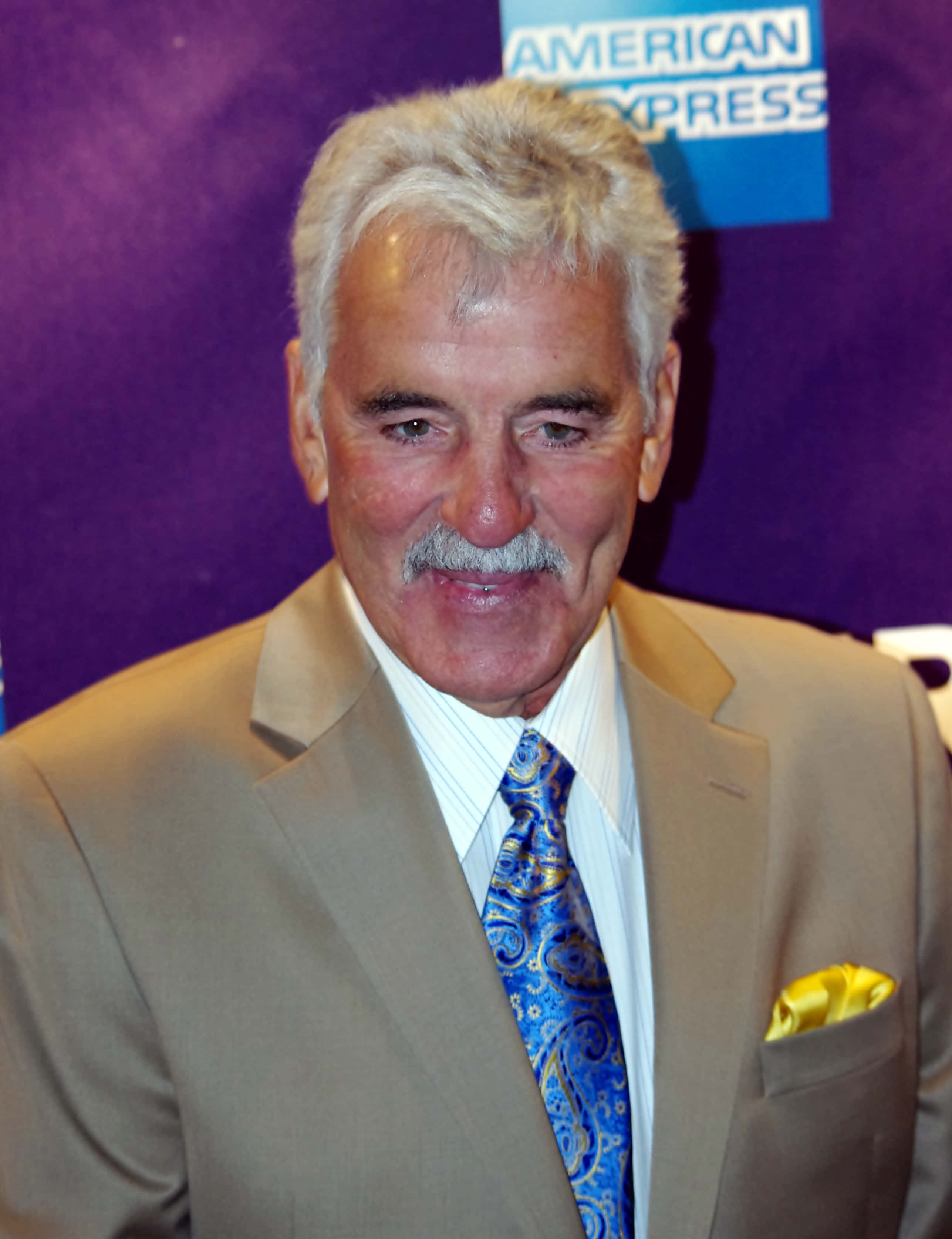 Dennis Farina, beige suit, blue paisley tie, 2K Phone Wallpaper