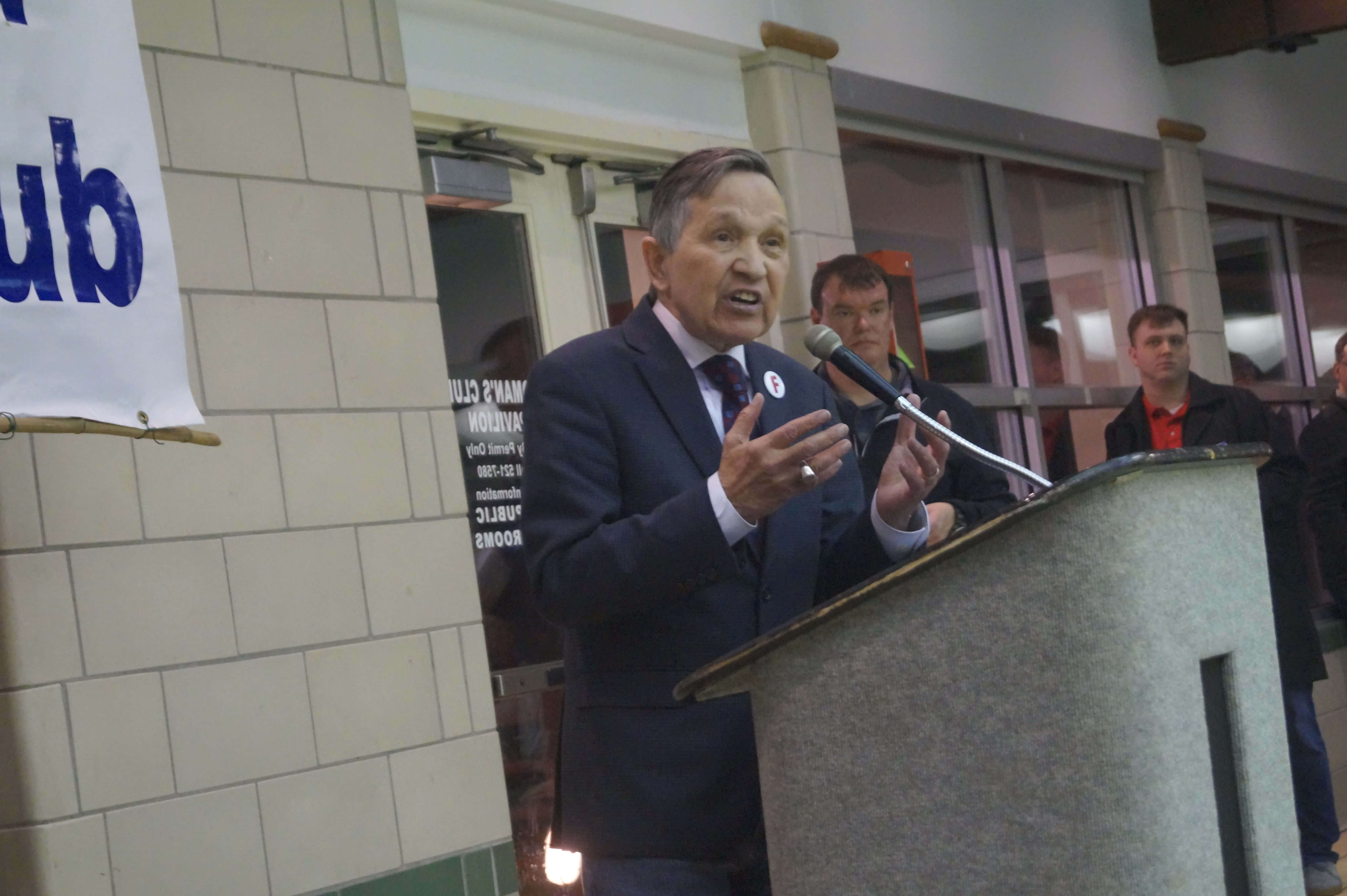 Dennis Kucinich, suit, podium, 5K Desktop Wallpaper