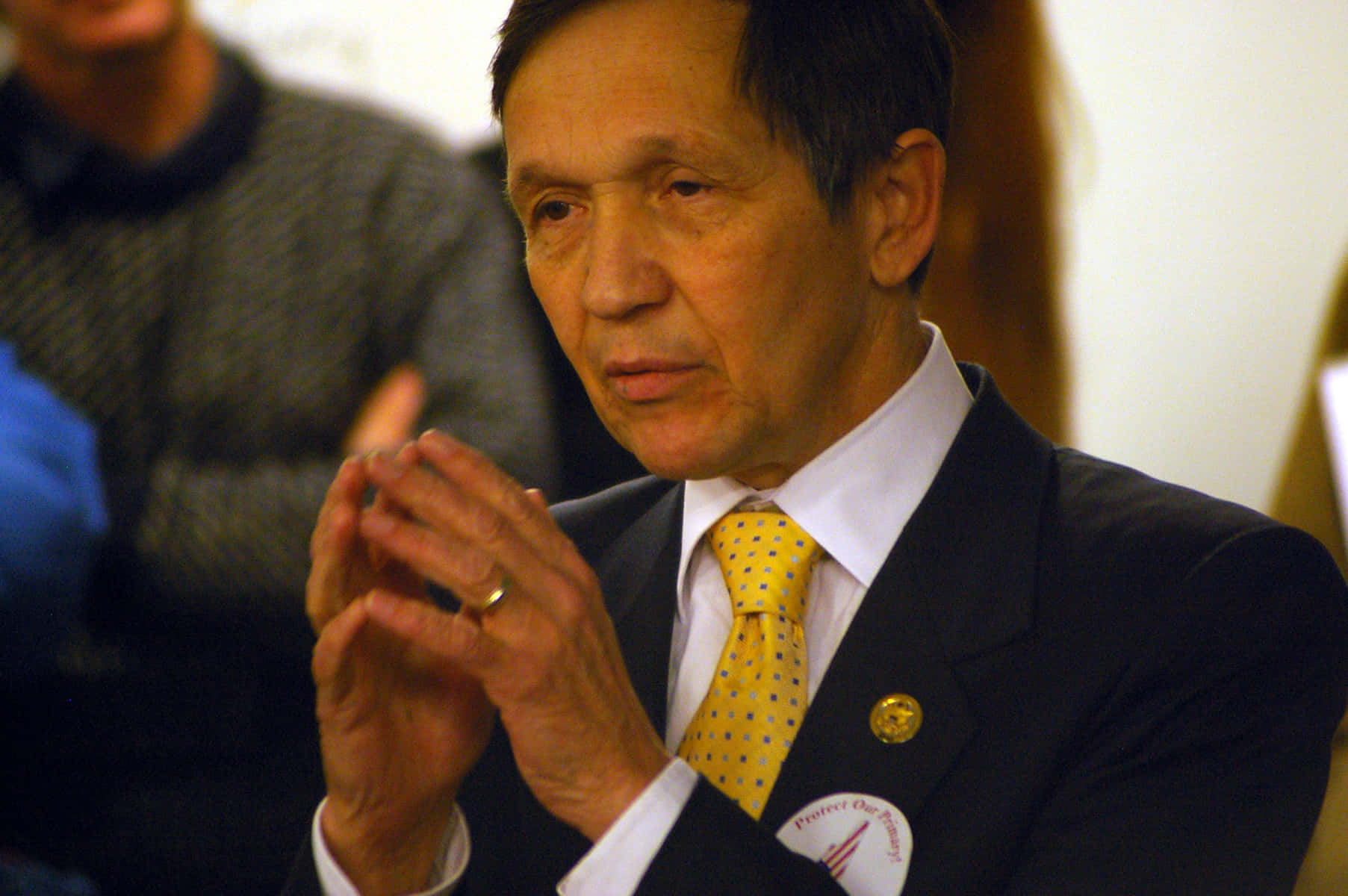 Dennis Kucinich, dark suit, yellow polka dot tie, HD Desktop Wallpaper