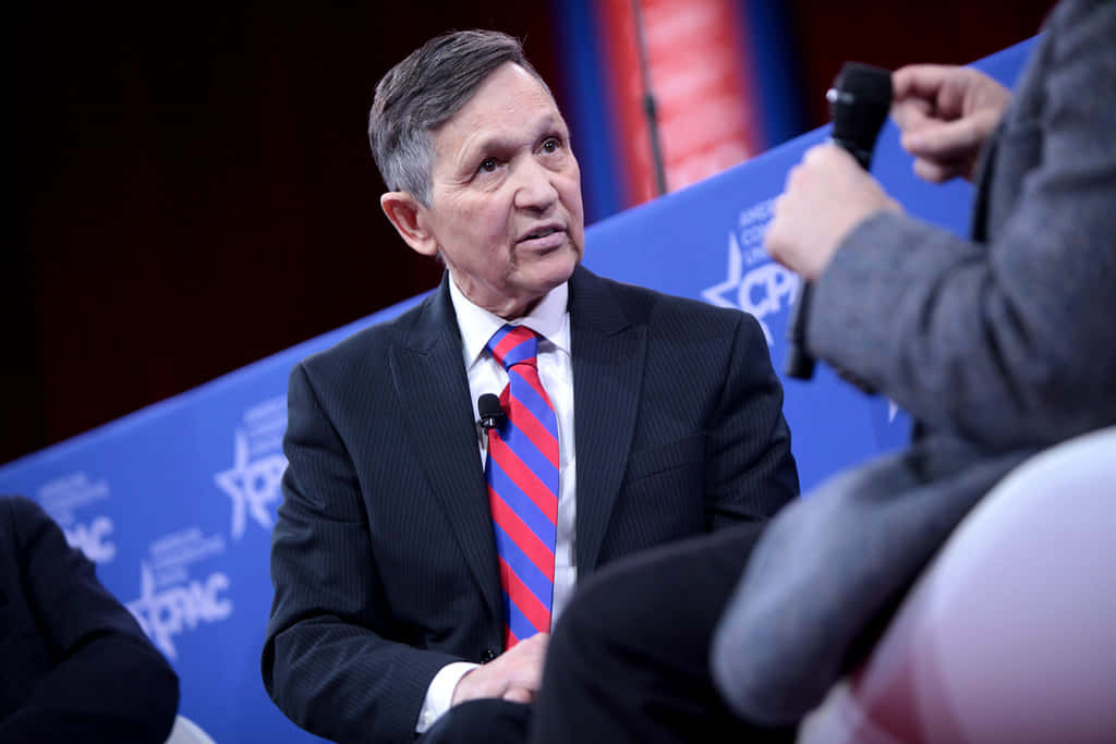 Dennis Kucinich, dark suit, red blue striped tie, SD Desktop Wallpaper