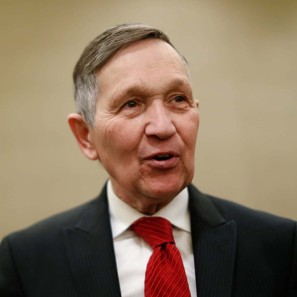 Dennis Kucinich, dark suit, red tie, SD Desktop Wallpaper
