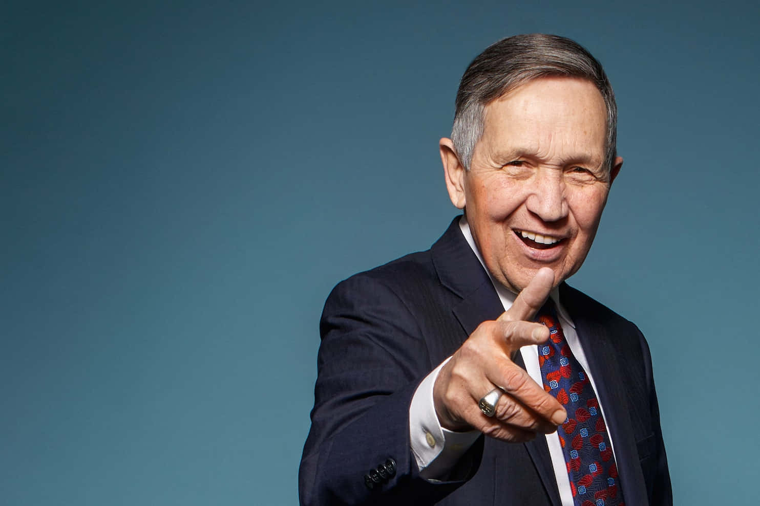 Dennis Kucinich, suit, solid blue background, HD Desktop Wallpaper