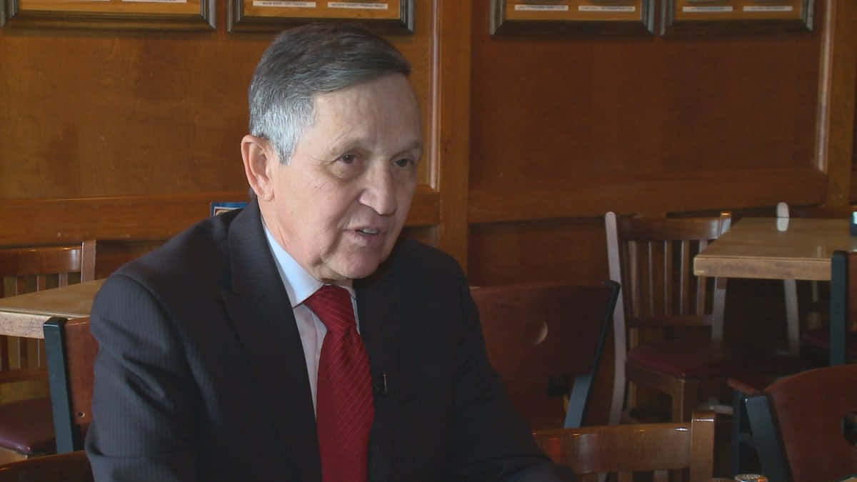Dennis Kucinich, dark suit, red tie, SD Desktop Wallpaper