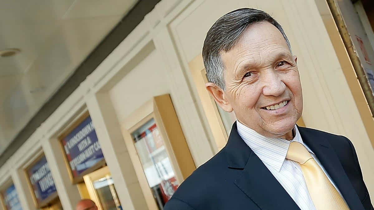 Dennis Kucinich, dark suit, gold tie, SD Desktop Wallpaper