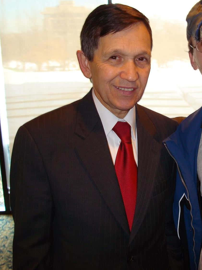 Dennis Kucinich, red necktie, dark pinstripe suit, SD Phone Wallpaper