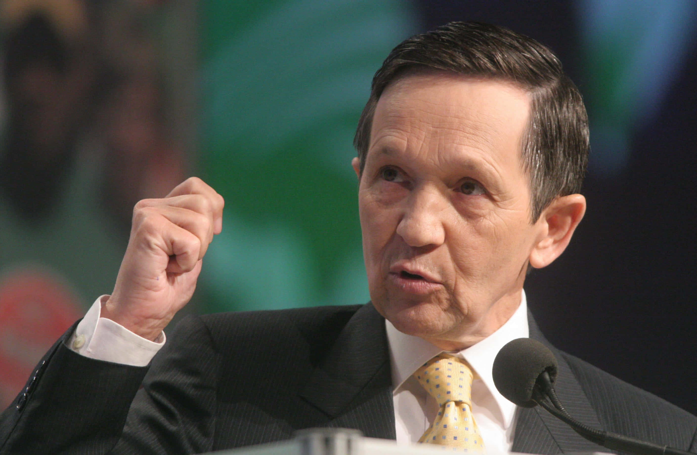 Dennis Kucinich, suit and tie, yellow tie, 2K Desktop Wallpaper