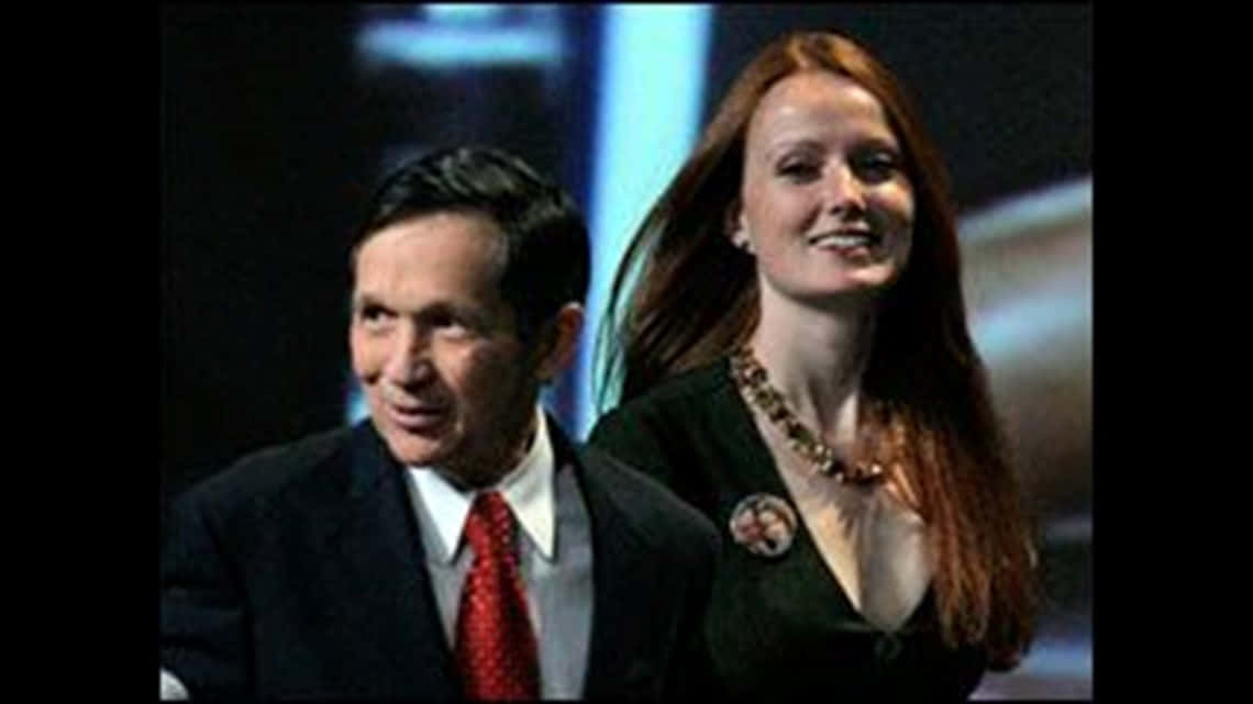 Dennis Kucinich, red tie, long red hair, SD Desktop Wallpaper
