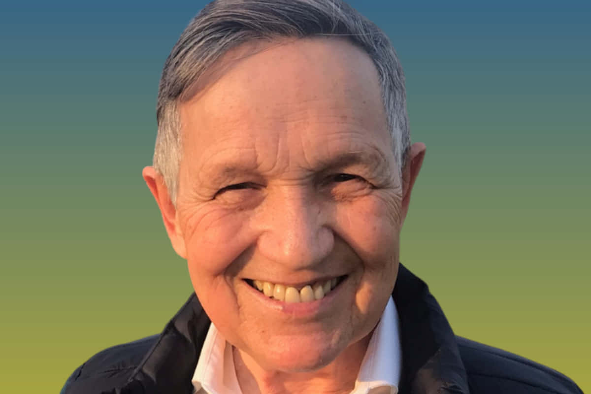 Dennis Kucinich, gray hair, soft gradient background, SD Desktop Wallpaper