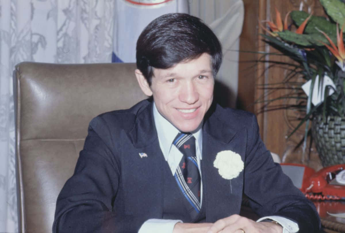 Dennis Kucinich, dark suit, white flower lapel pin, SD Desktop Wallpaper