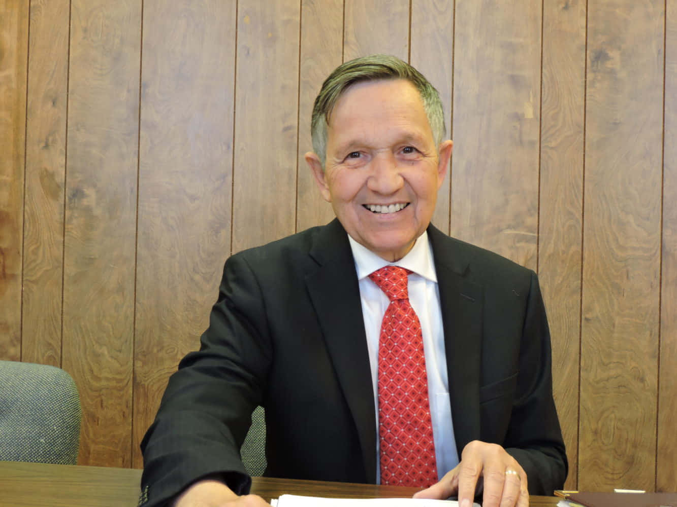 Dennis Kucinich, black suit, red patterned tie, HD Desktop Wallpaper