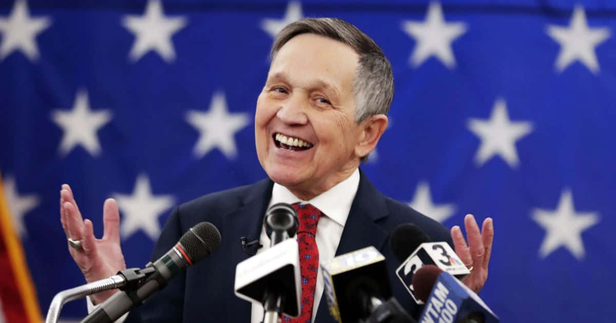 Dennis Kucinich, suit, press conference, SD Desktop Wallpaper