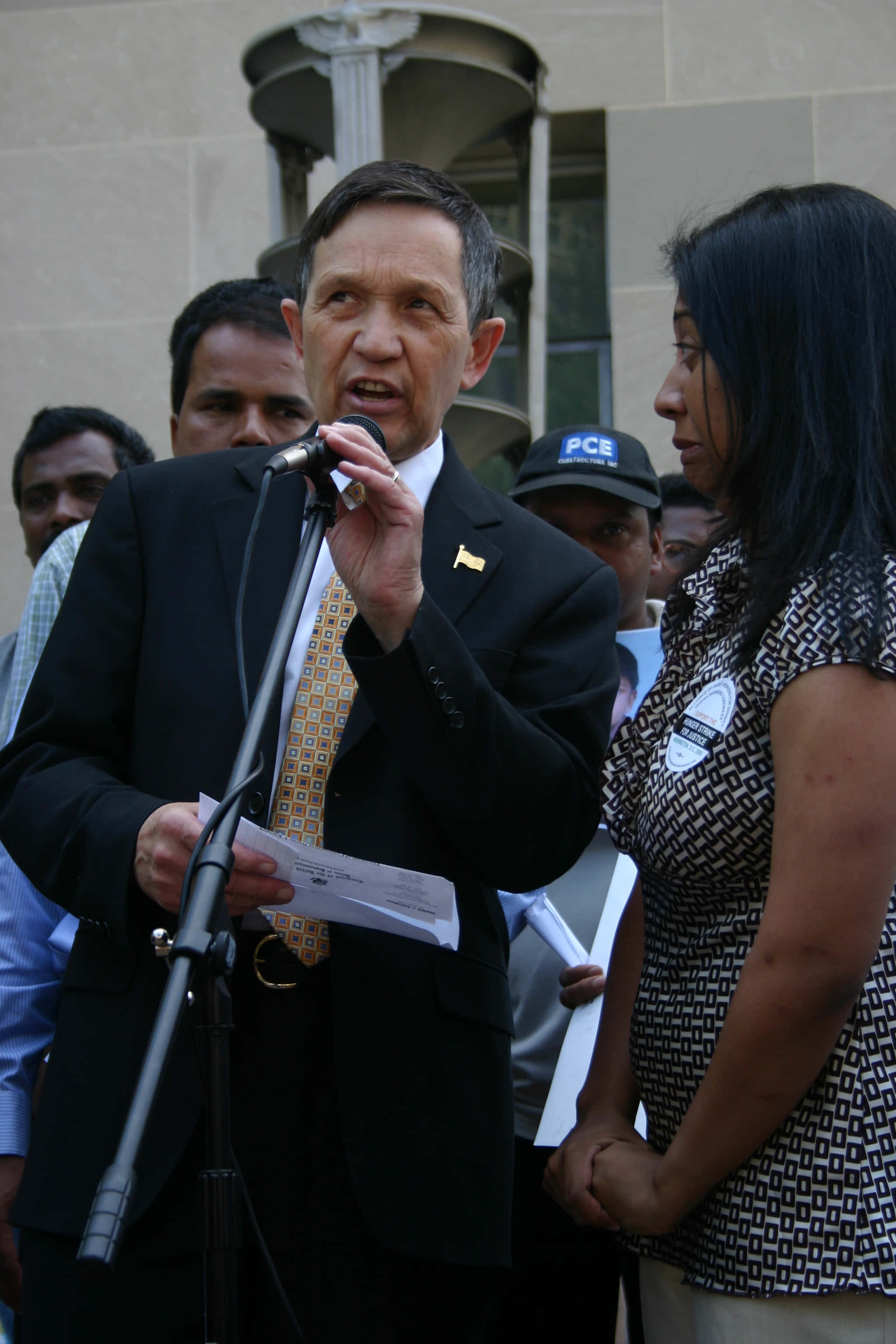 Dennis Kucinich, suit, microphone, 2K Phone Wallpaper