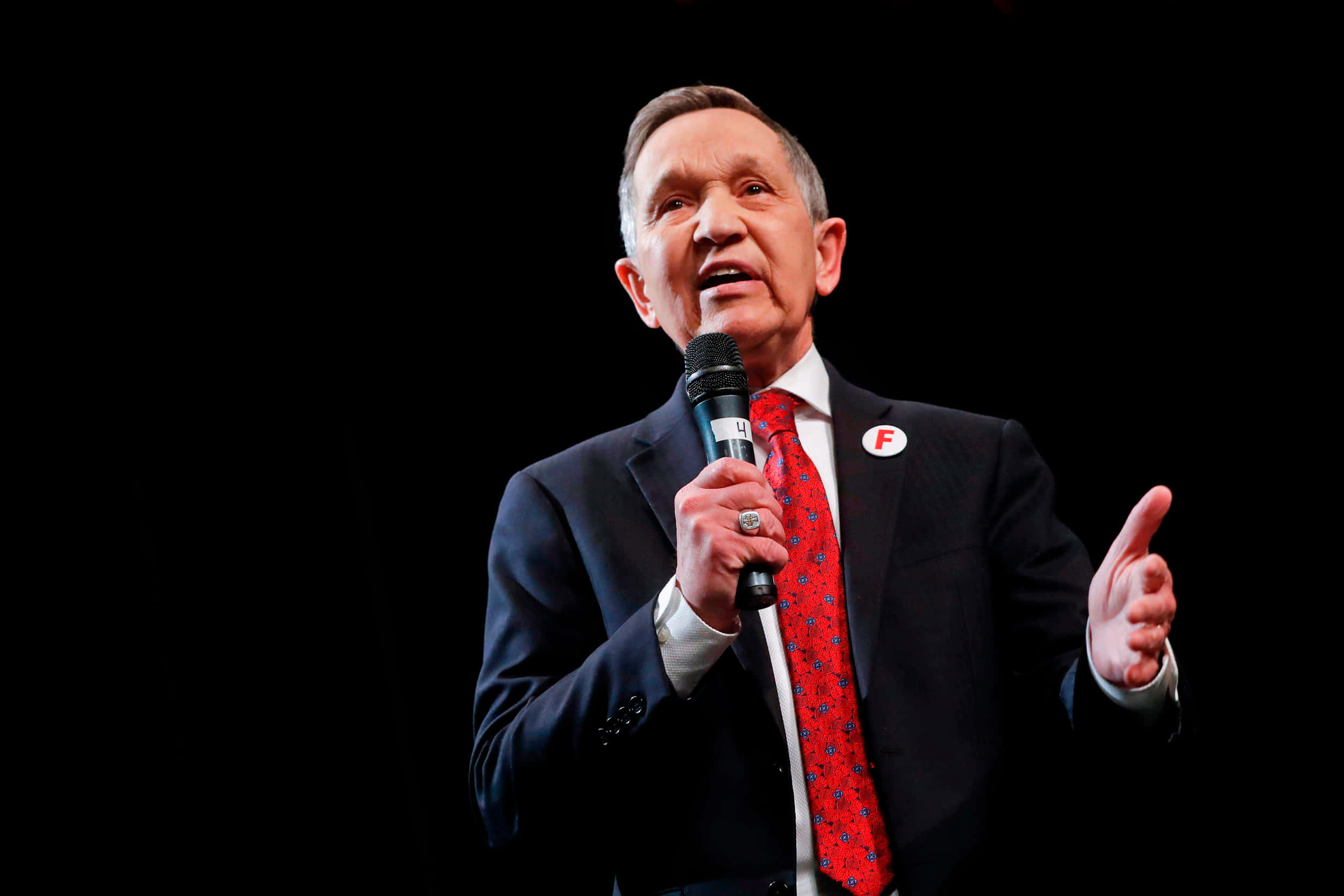 Dennis Kucinich, microphone, dark suit, Full HD Desktop Wallpaper
