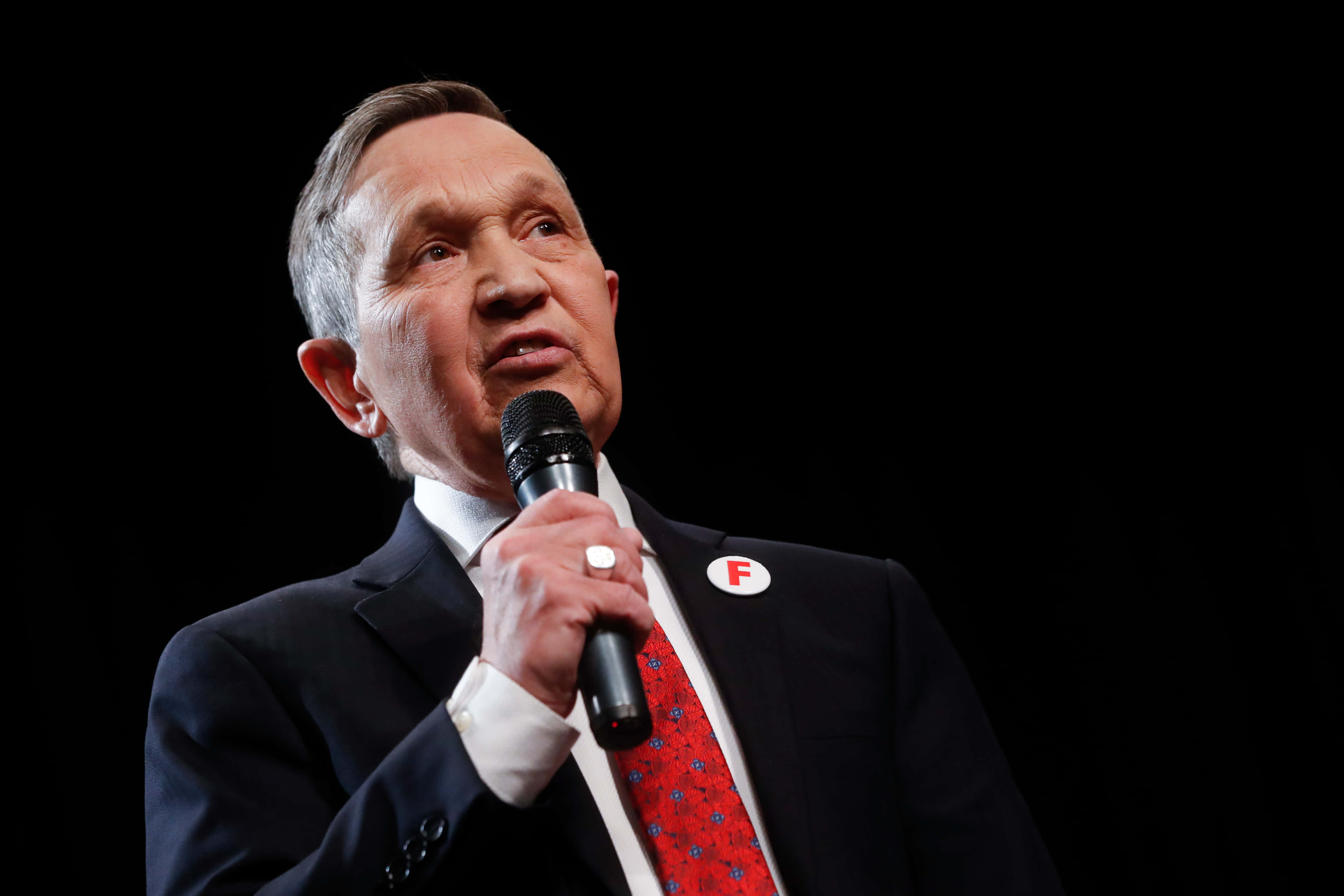 Dennis Kucinich, dark suit, red patterned tie, 5K Desktop Wallpaper