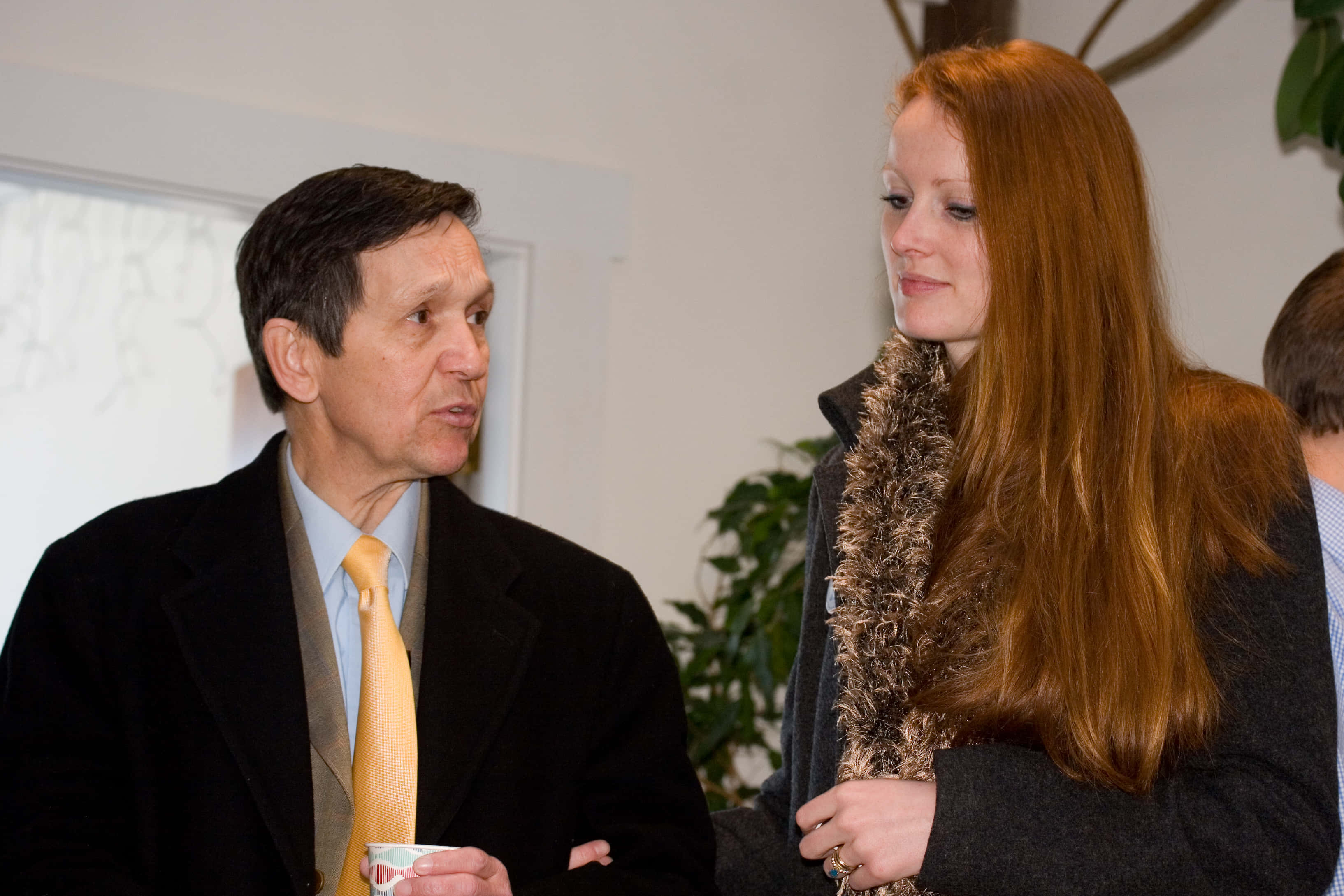 Dennis Kucinich, black suit, yellow tie, 2K Desktop Wallpaper