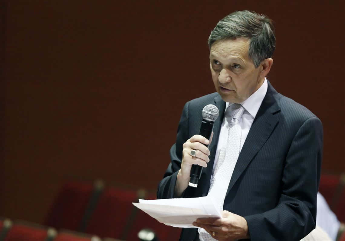 Dennis Kucinich, pen, microphone, SD Desktop Wallpaper
