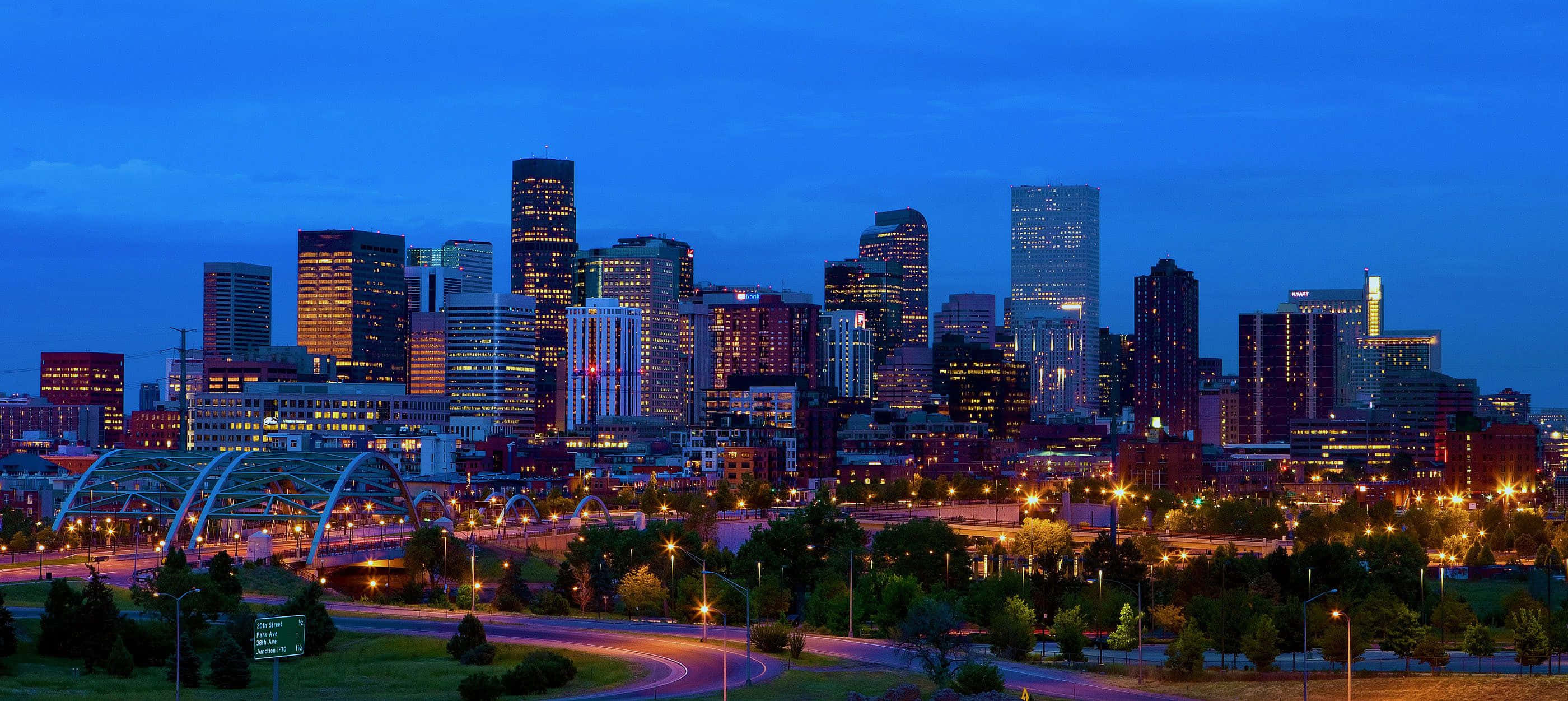 Denver Skyline, Nightclub, dusk, 2K Desktop Wallpaper