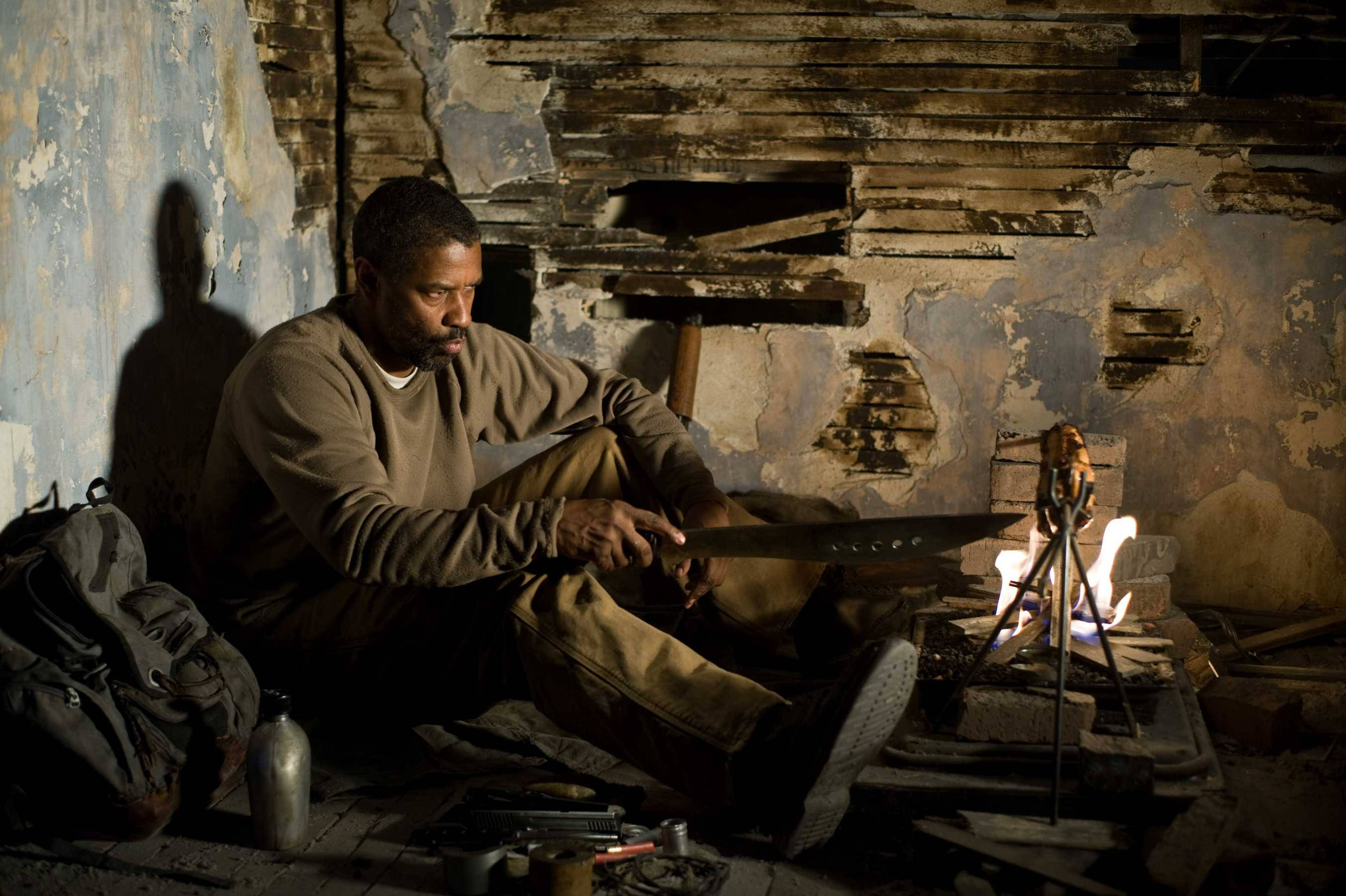 Denzel Washington, machete, dilapidated room, 2K Desktop Wallpaper