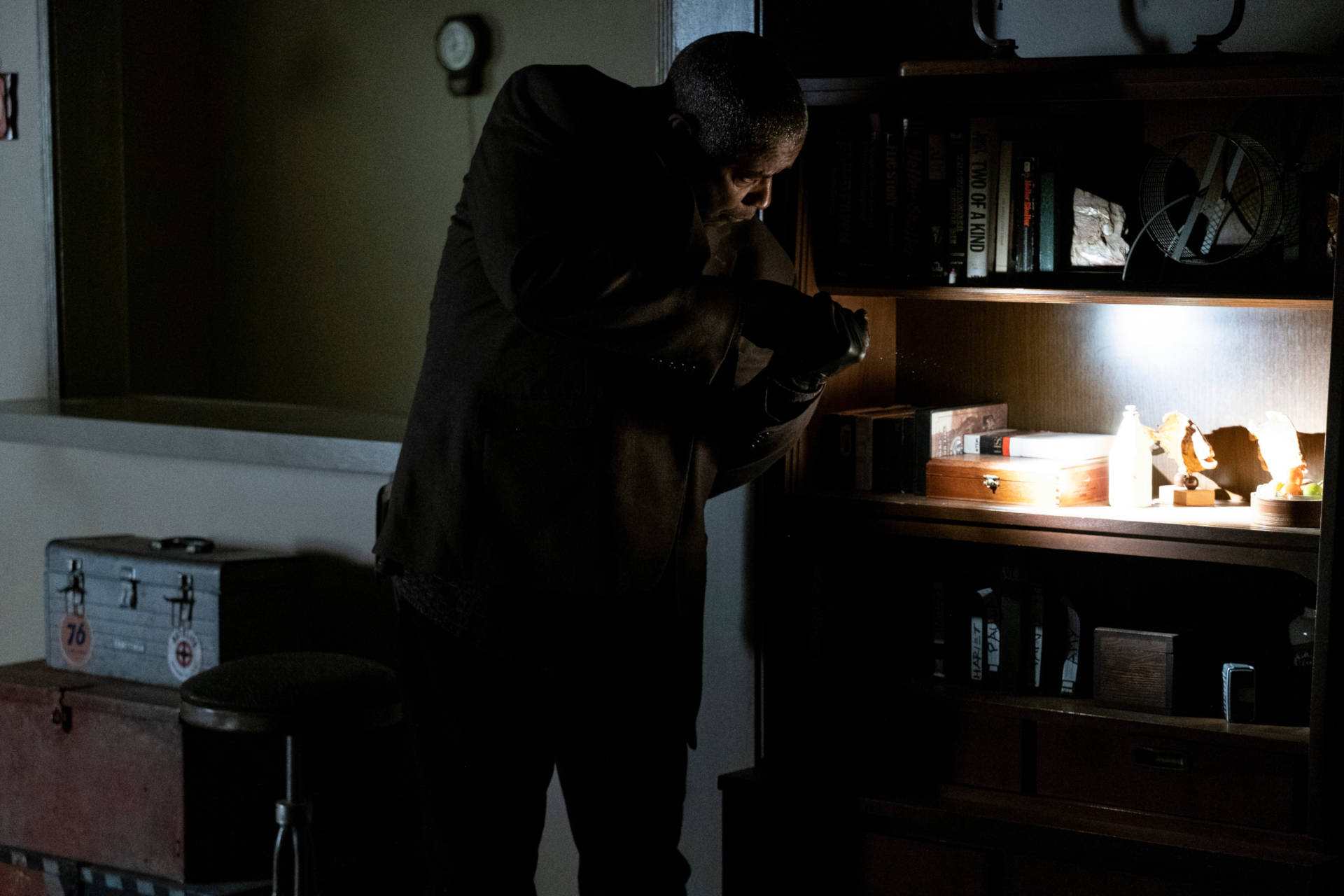 Denzel Washington, flashlight, dark suit, Full HD Desktop Wallpaper