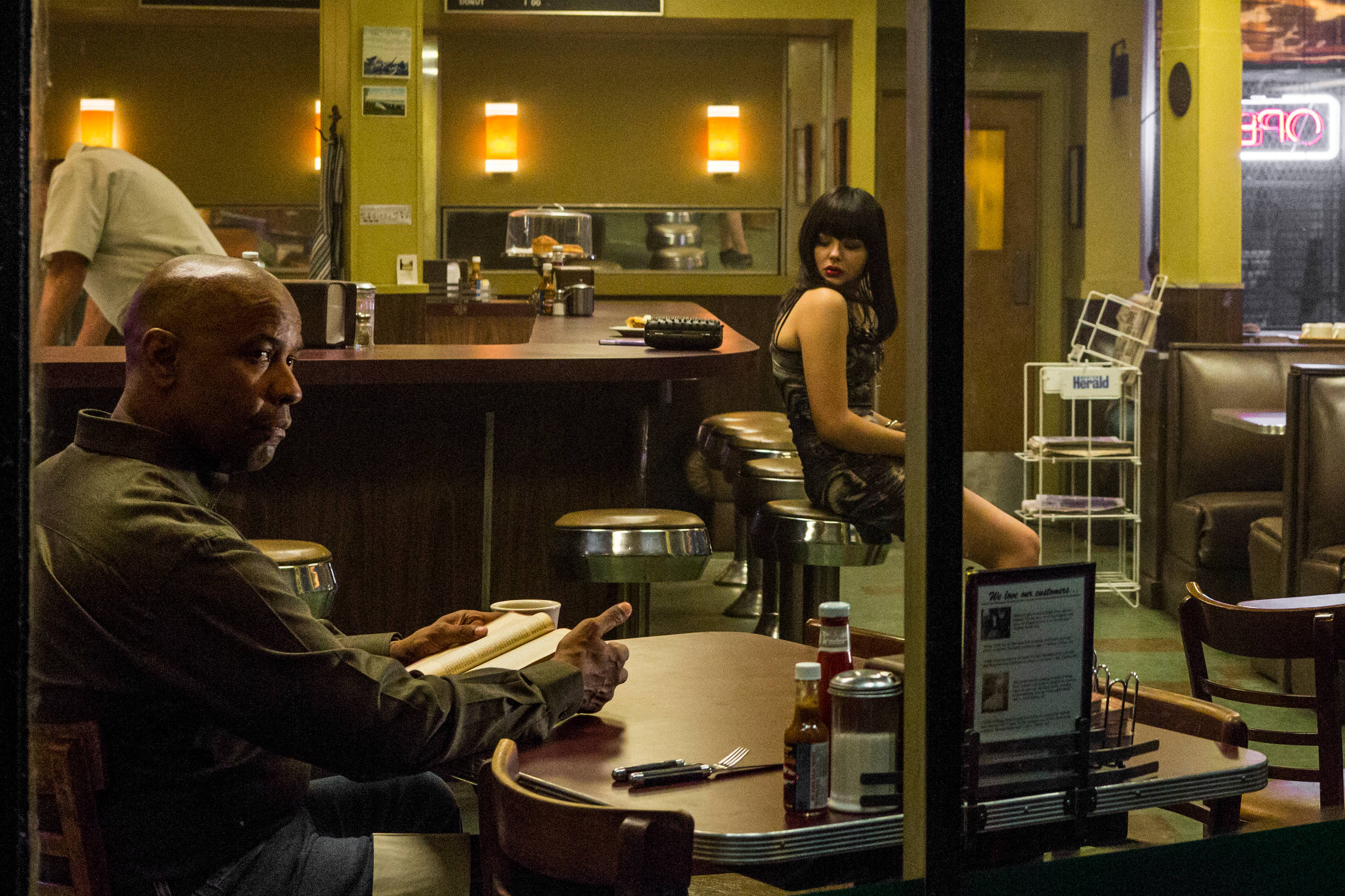 Denzel Washington, cafe, diner table, 2K Desktop Wallpaper